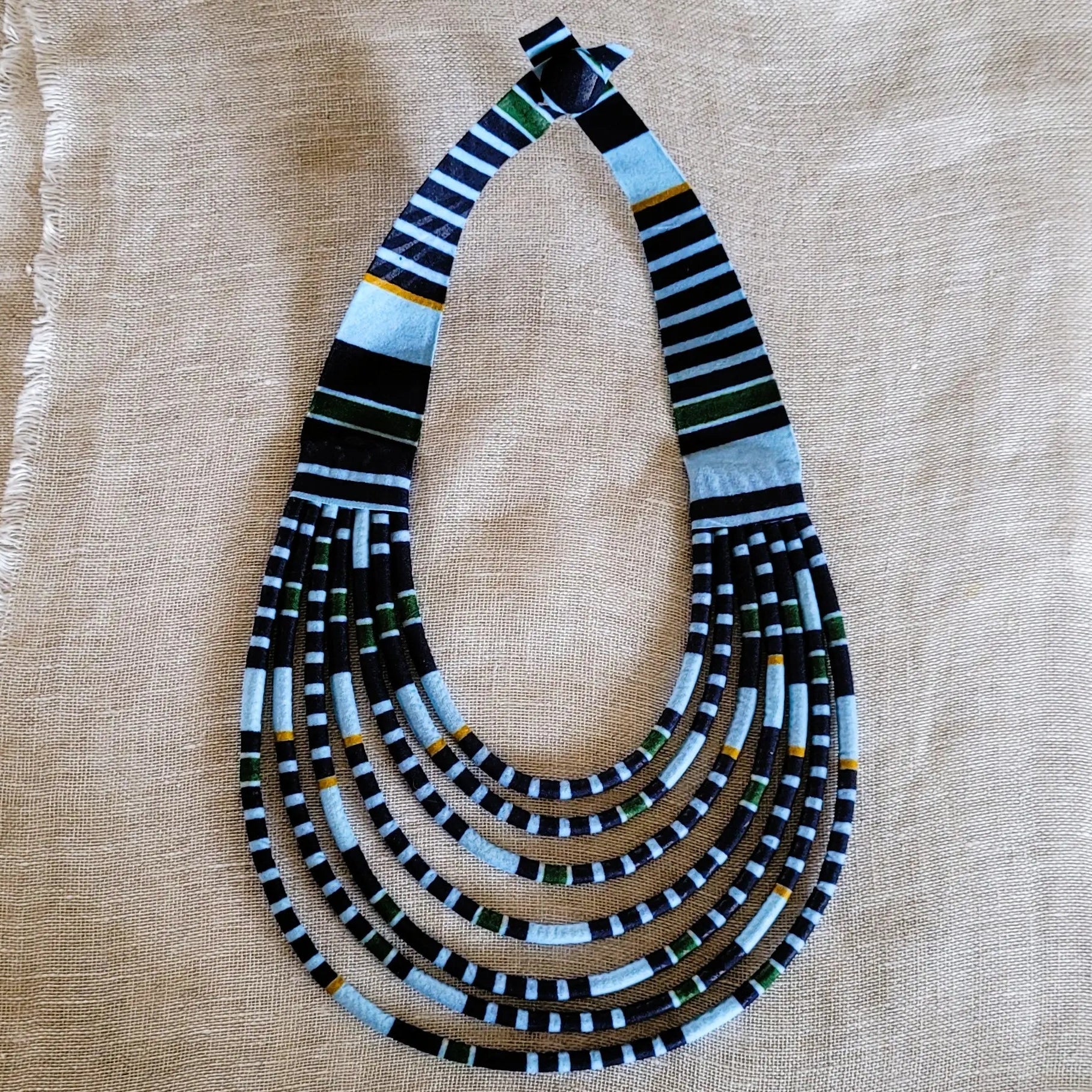 collier en tissu Mariama, un bijou africain traditionnel fait main à Dakar