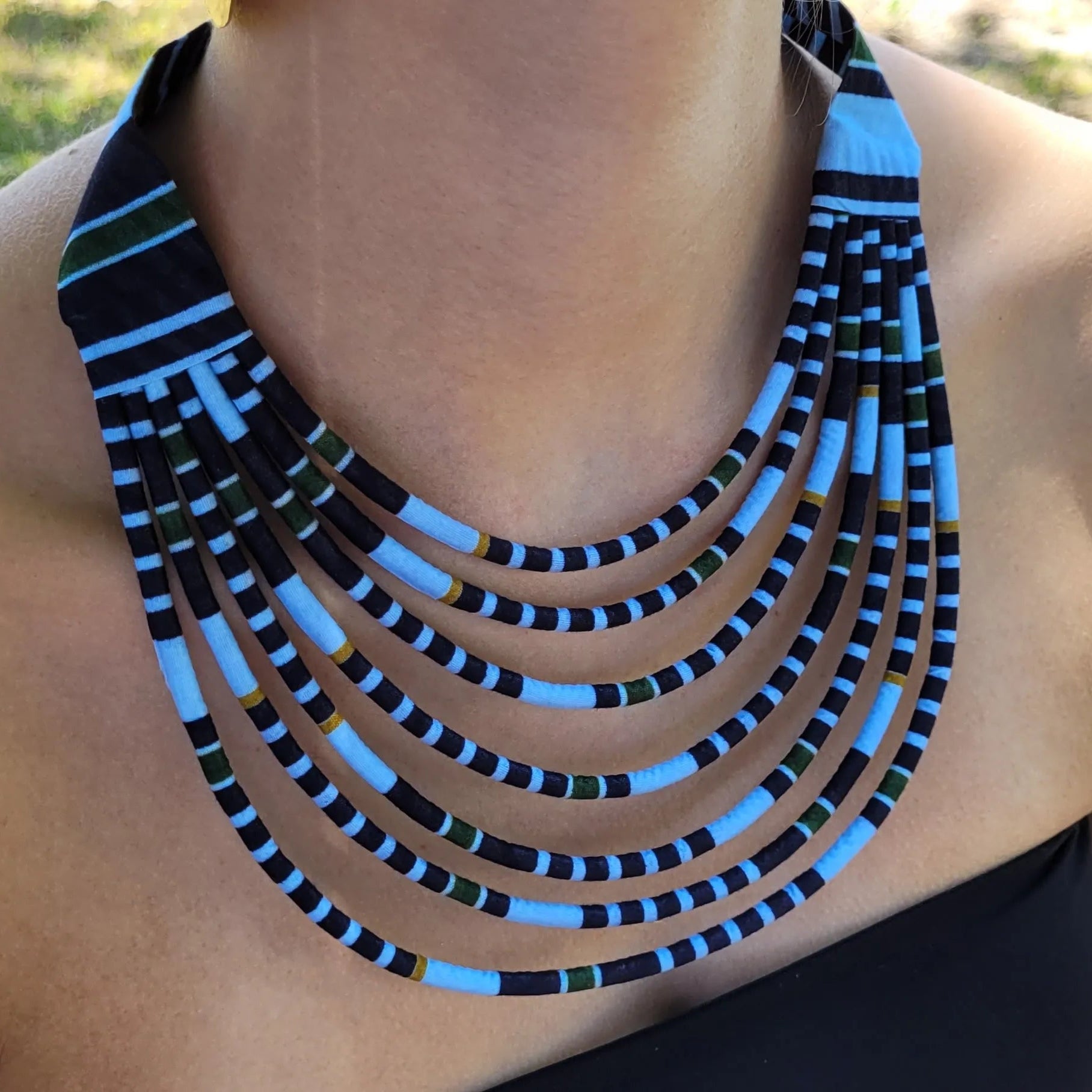 collier en tissu Mariama, un collier coloré en wax de bleus contrastés