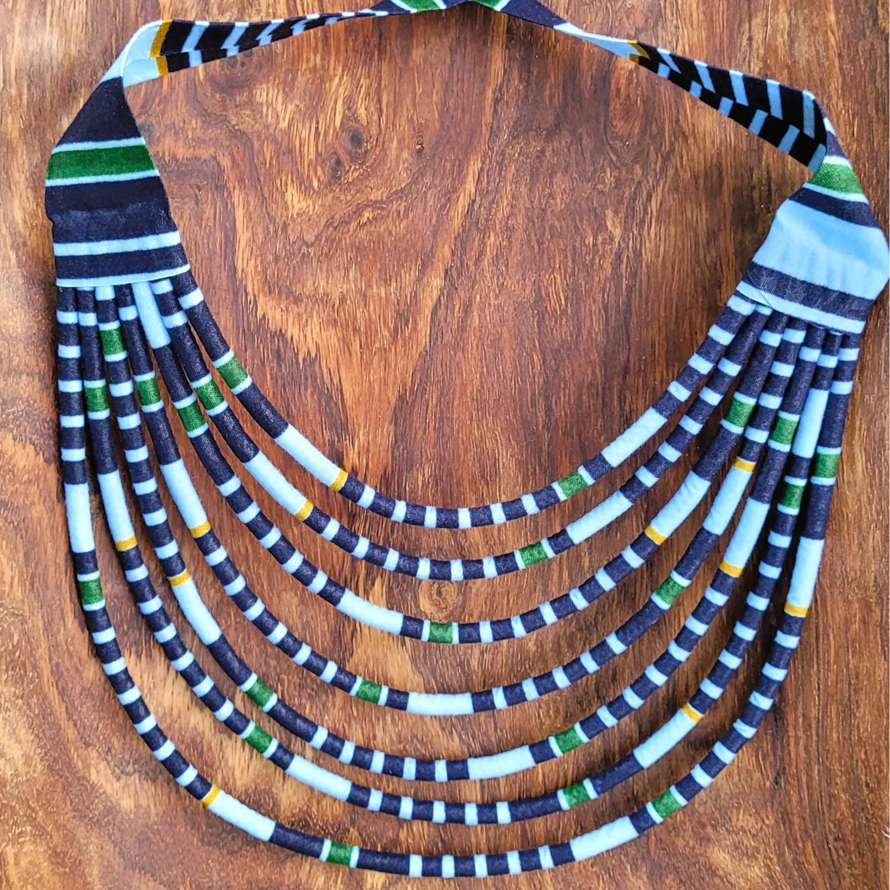 collier en tissu Mariama, un collier coloré en pagne de bleus contrastés