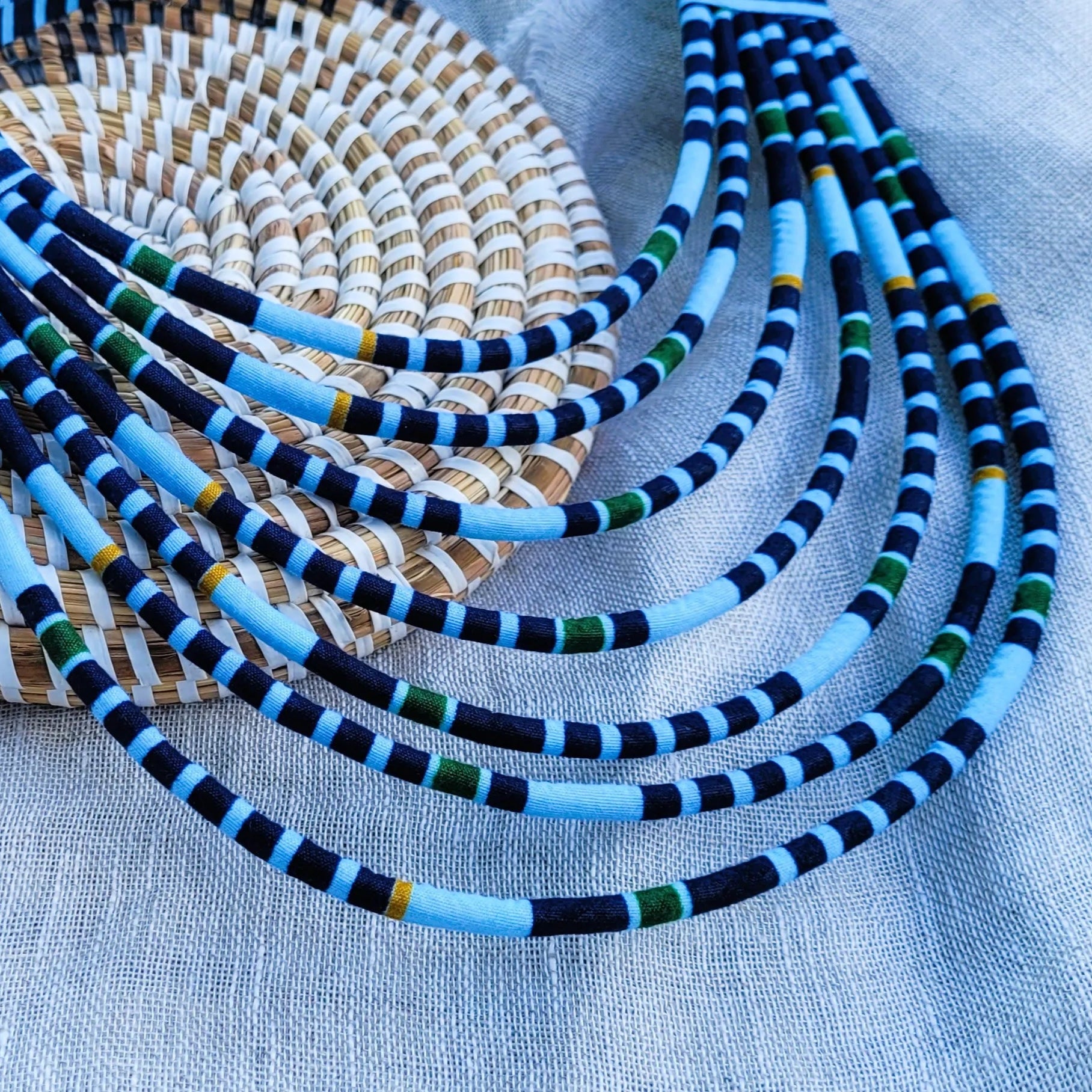 collier en tissu Mariama, un collier coloré fait main à Dakar