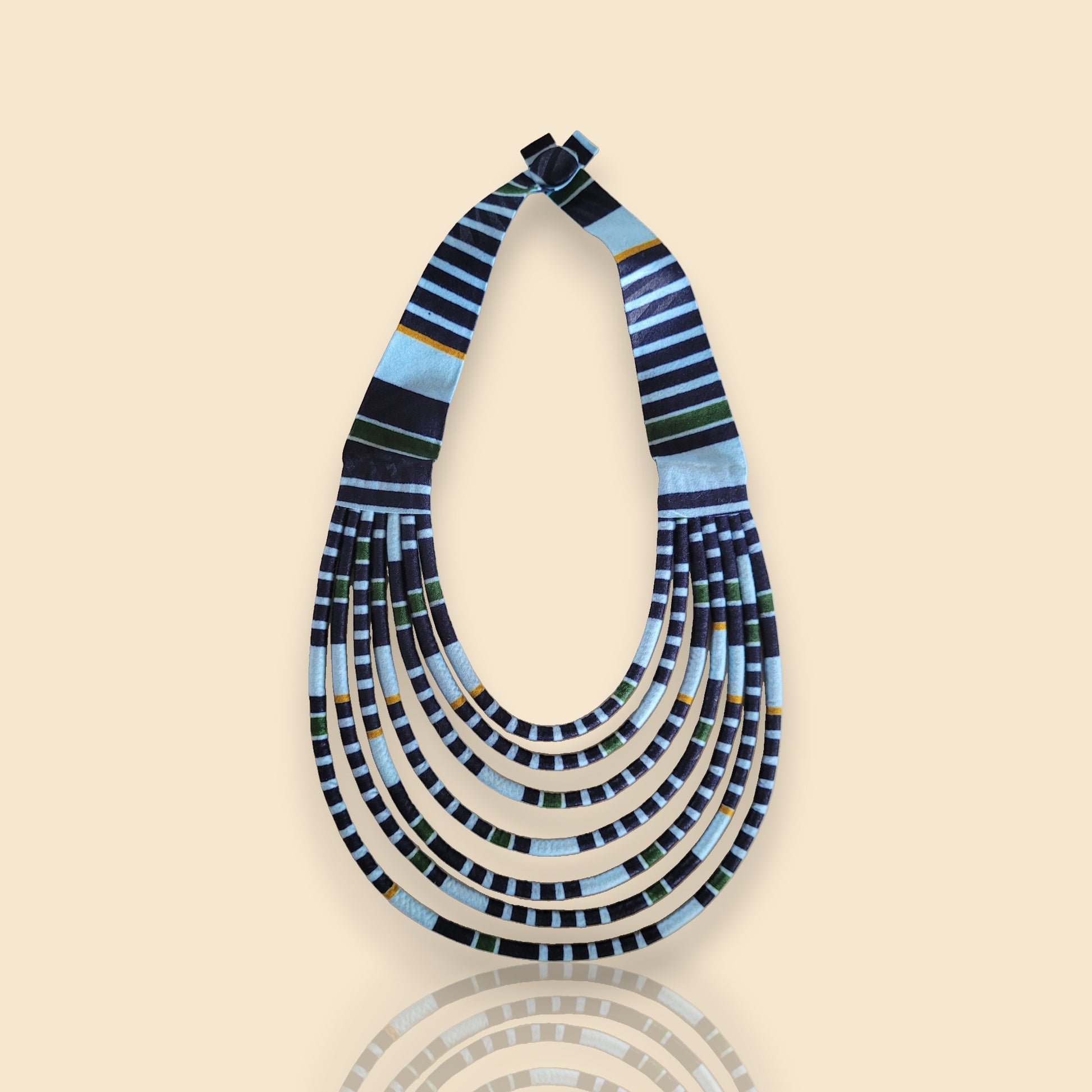 collier en tissu Mariama, un collier ethnique chic en wax de bleus contrastés