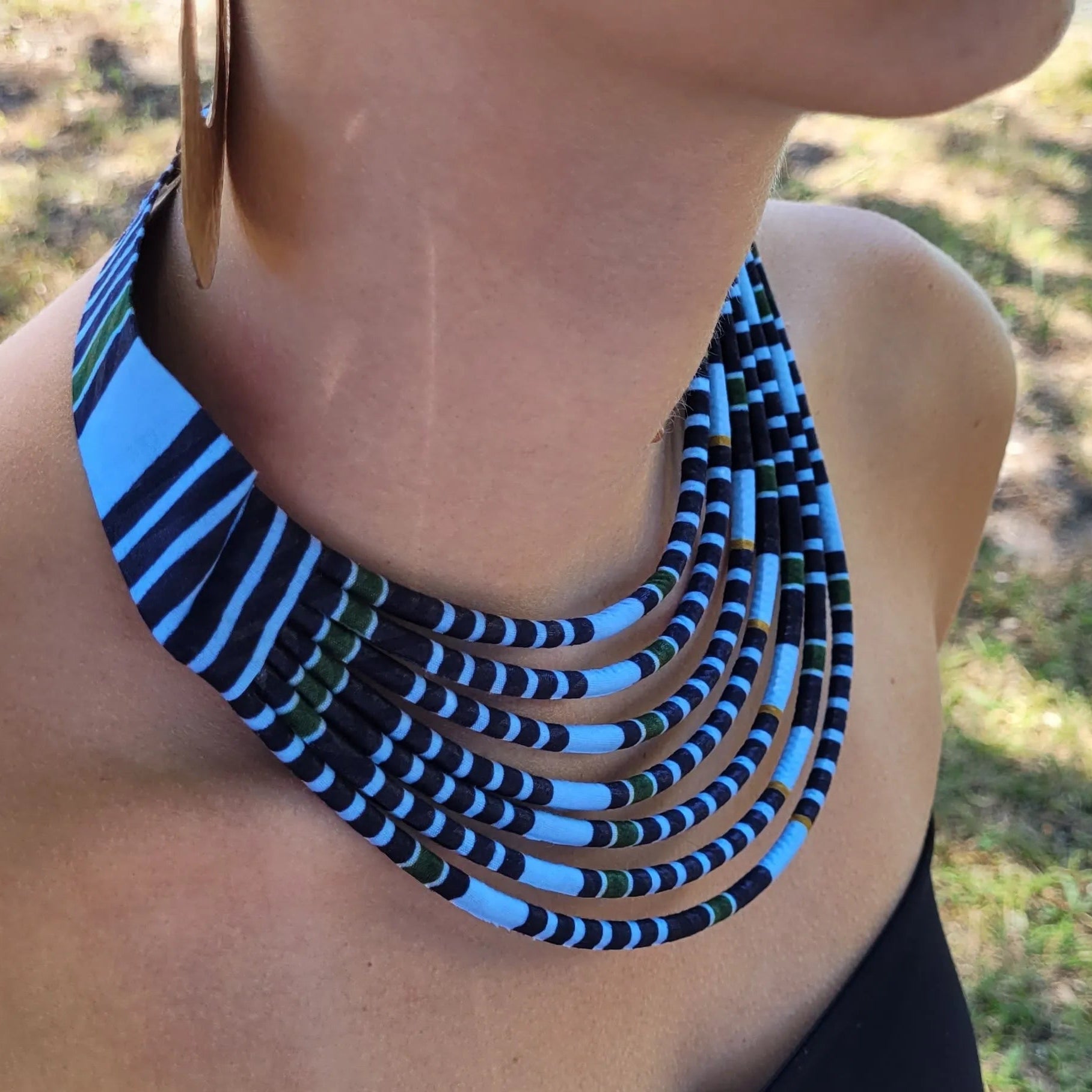 collier en tissu Mariama, un collier ethnique chic en pagne de bleus contrastés