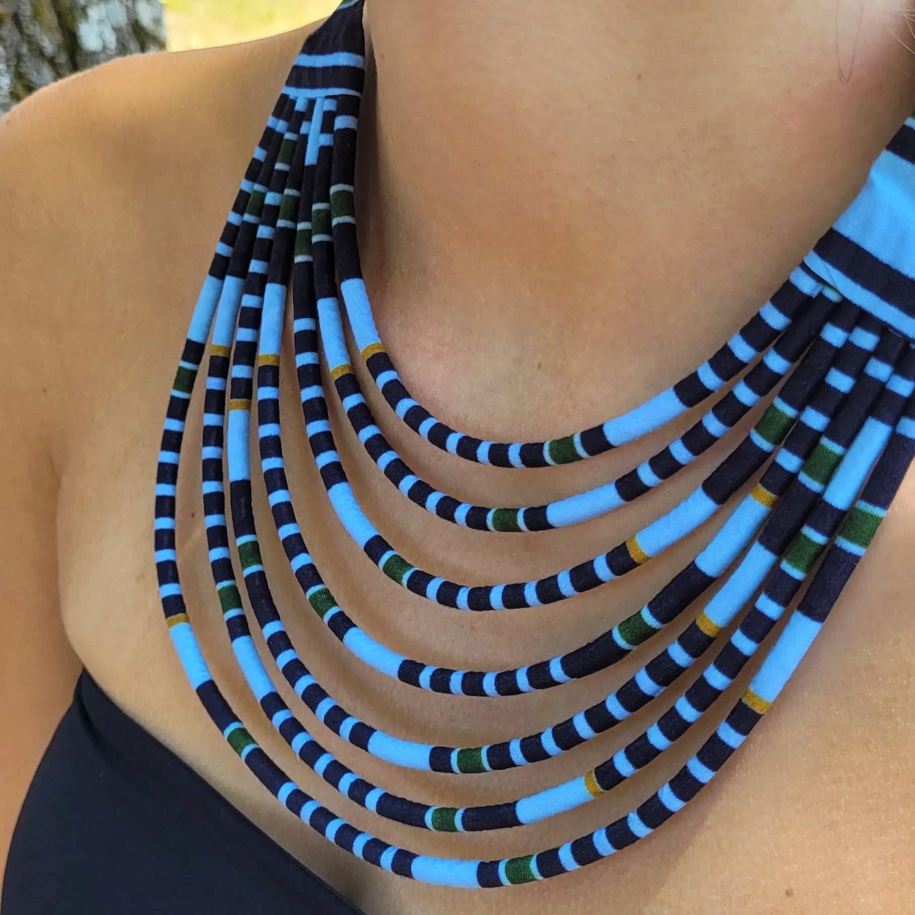 collier en tissu Mariama, un collier ethnique chic fait main à Dakar