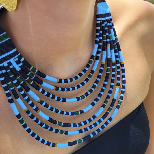collier en tissu Mariama, un collier ethnique chic composé de sept rangs de cordons recouverts de tissu wax