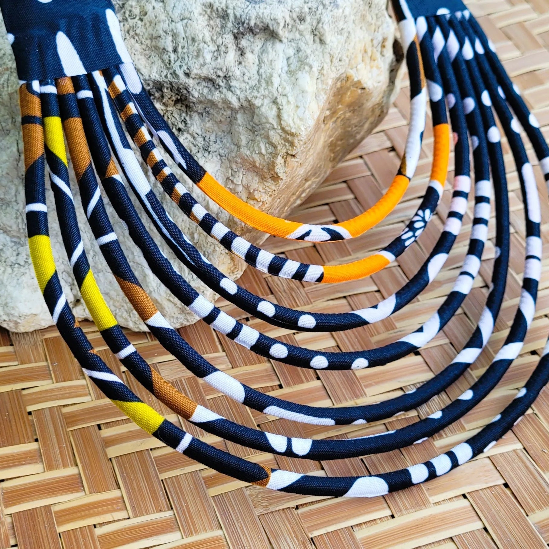 collier en tissu Marieme, un bijou africain traditionnel en wax noir et blanc