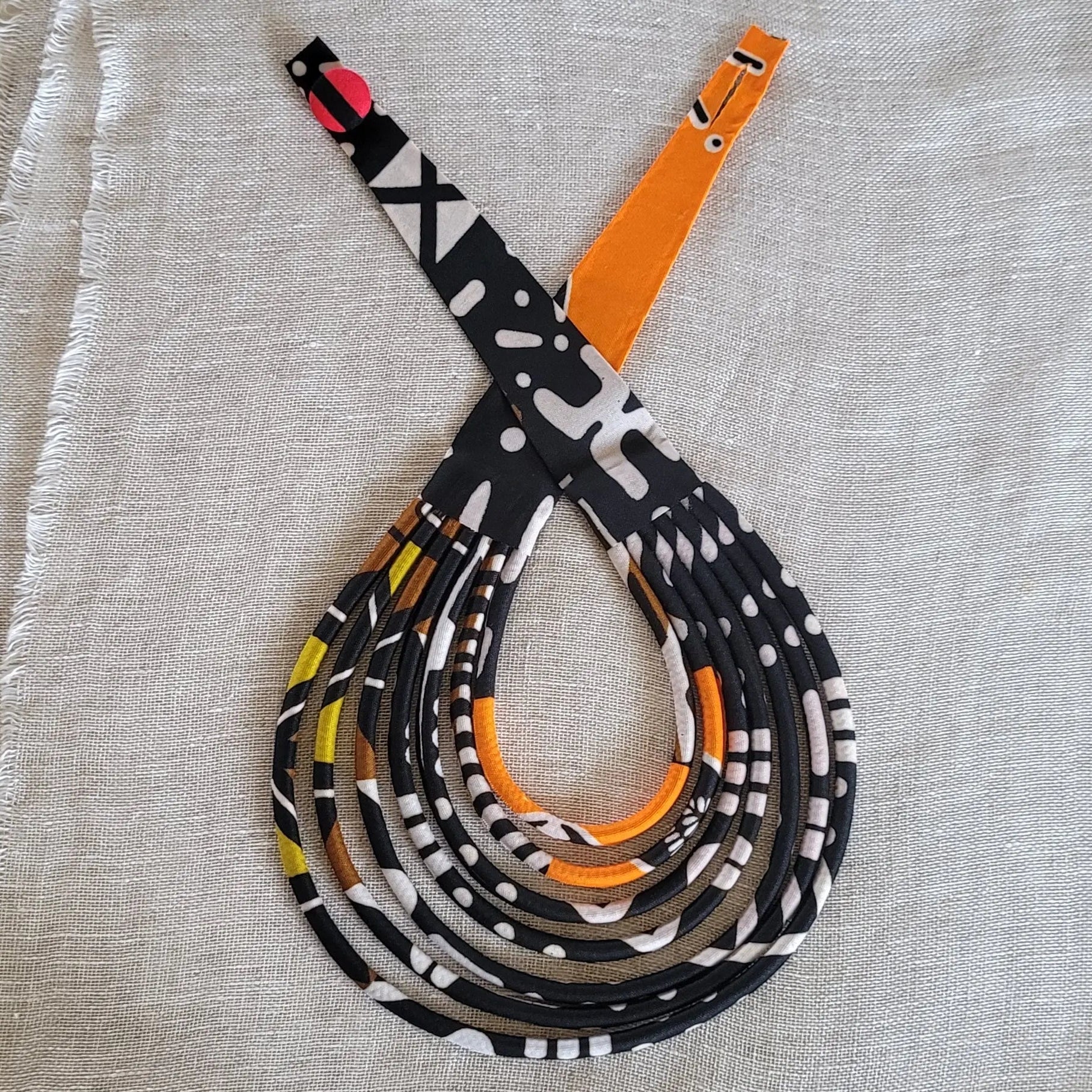 collier en tissu Marieme, un bijou africain traditionnel en pagne noir et blanc