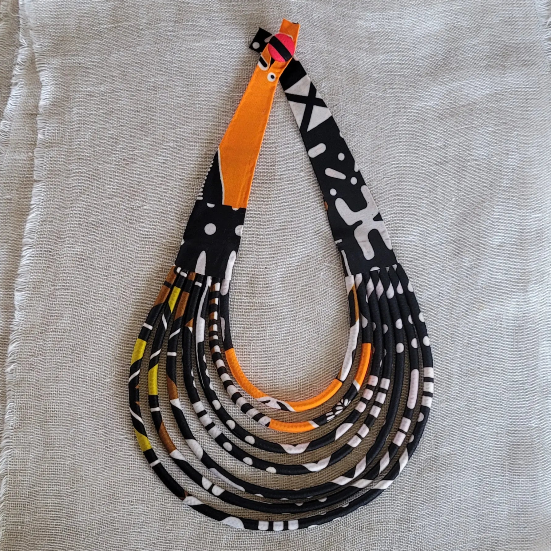 collier en tissu Marieme, un bijou africain traditionnel fait main à Dakar