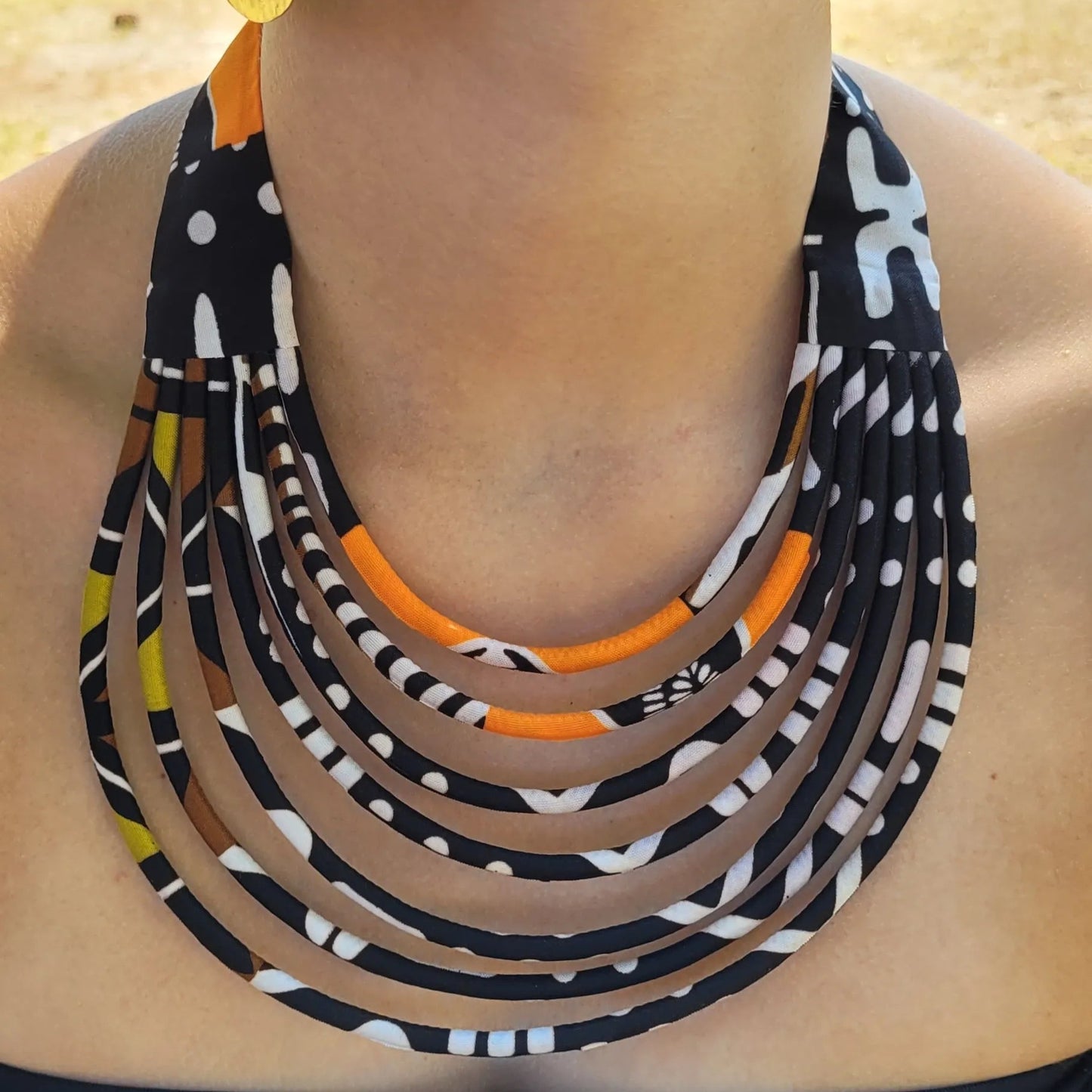 collier en tissu Marieme, un collier coloré en wax noir et blanc