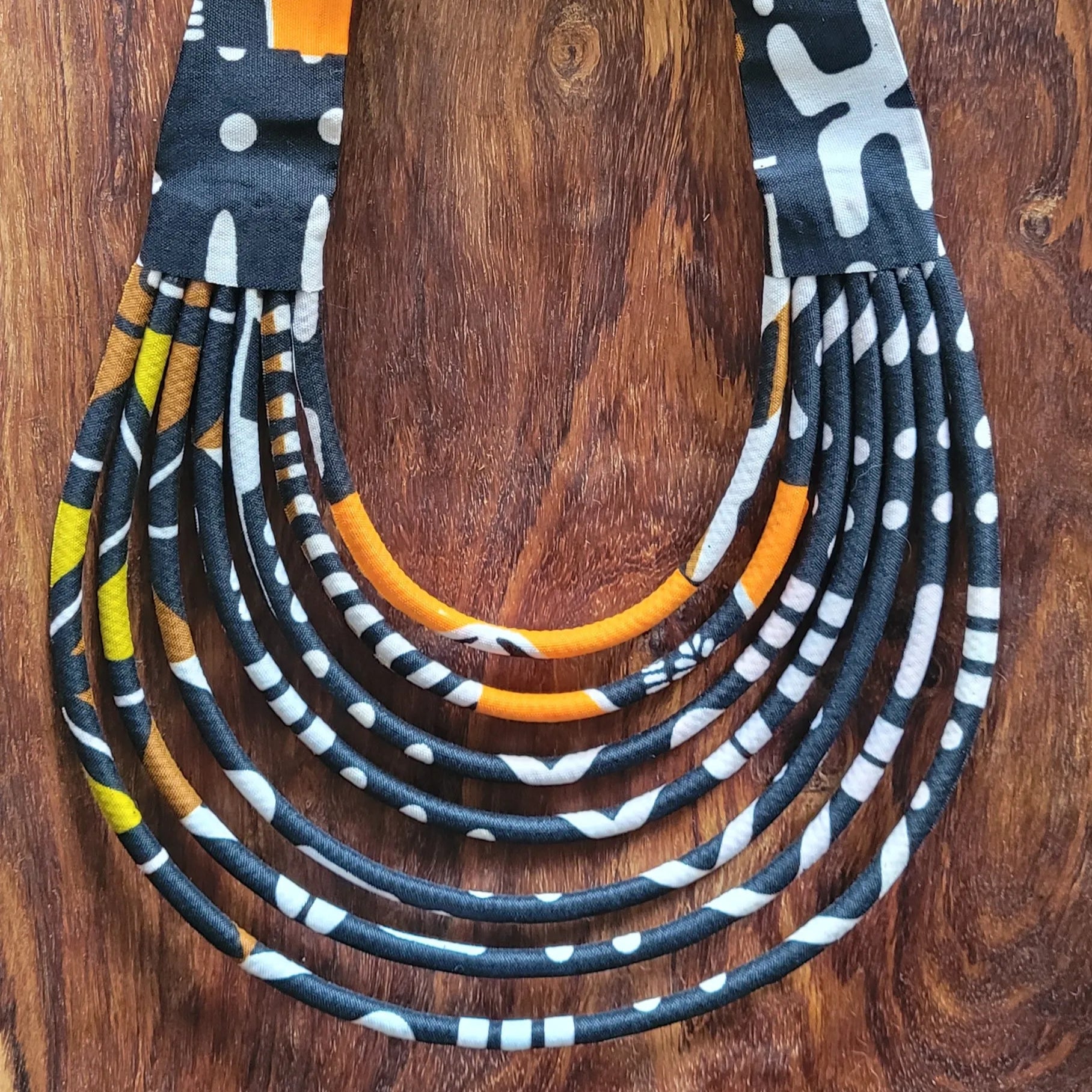 collier en tissu Marieme, un collier coloré en pagne noir et blanc