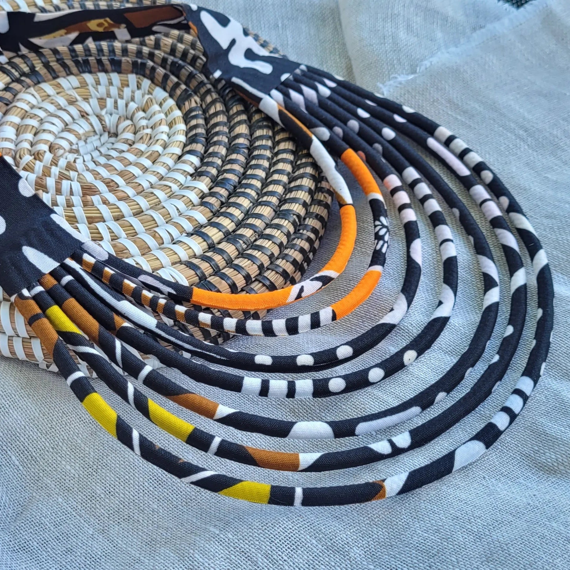 collier en tissu Marieme, un collier coloré fait main à Dakar