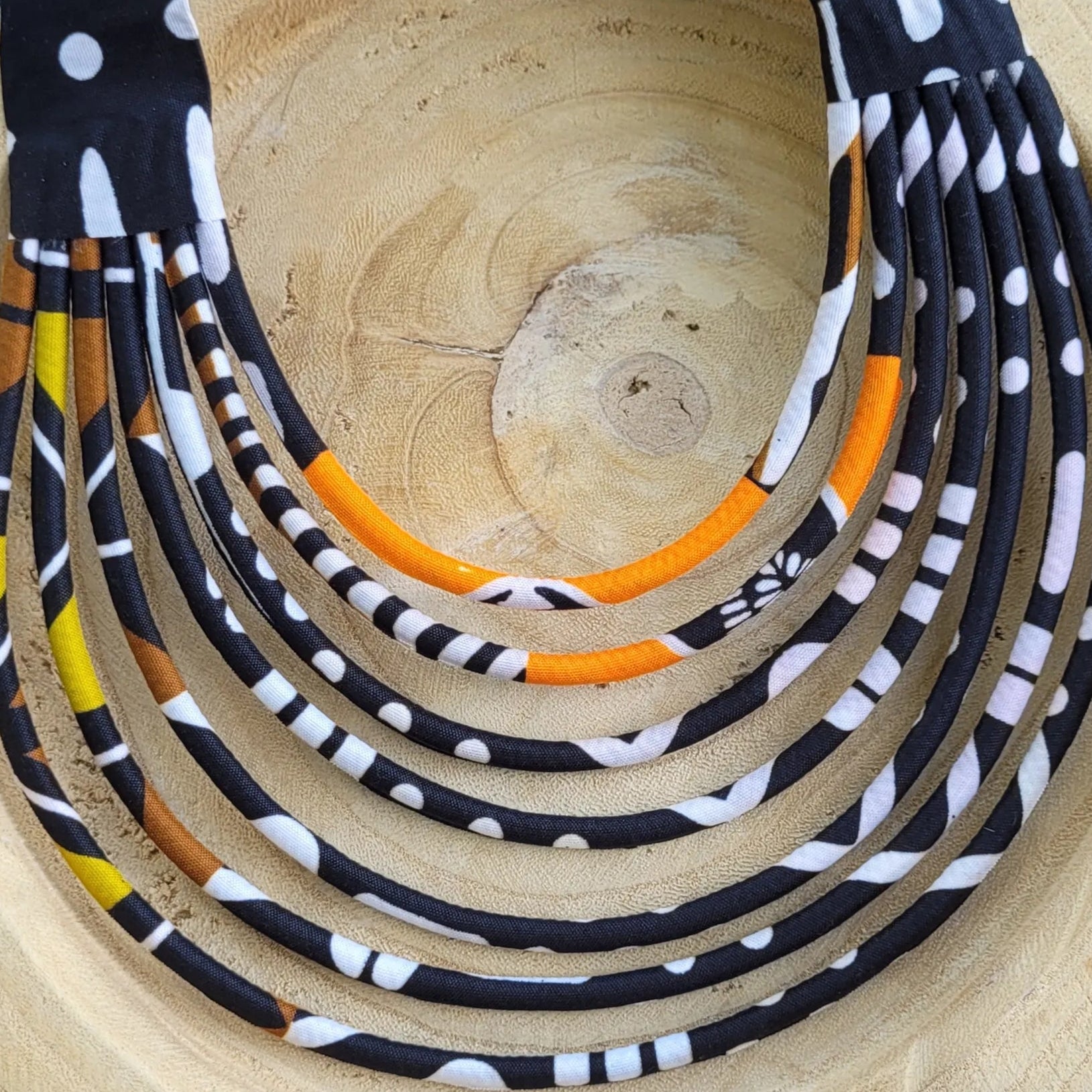 collier en tissu Marieme, un collier coloré composé de sept rangs de cordons recouverts de tissu wax