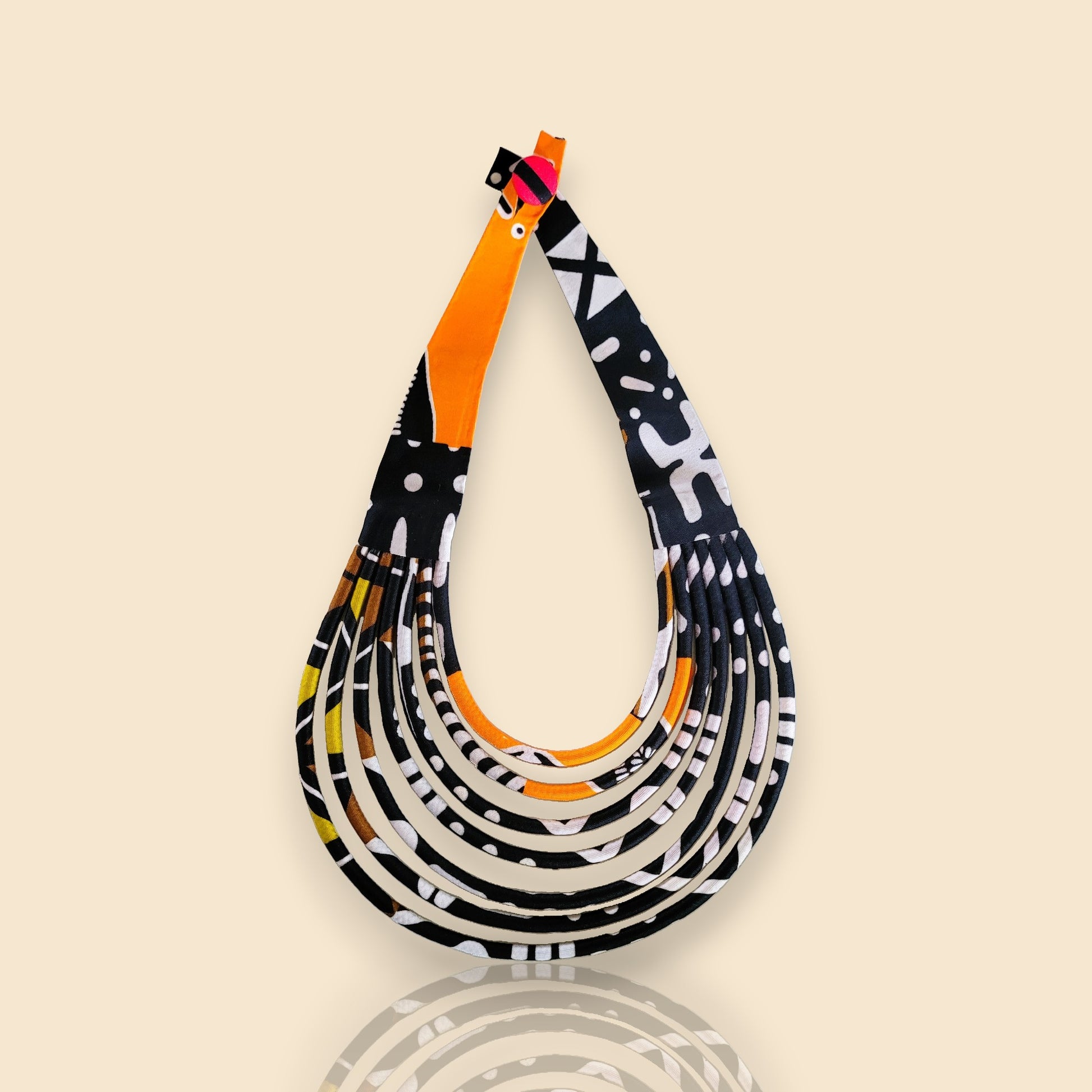 collier en tissu Marieme, un collier ethnique chic en wax noir et blanc