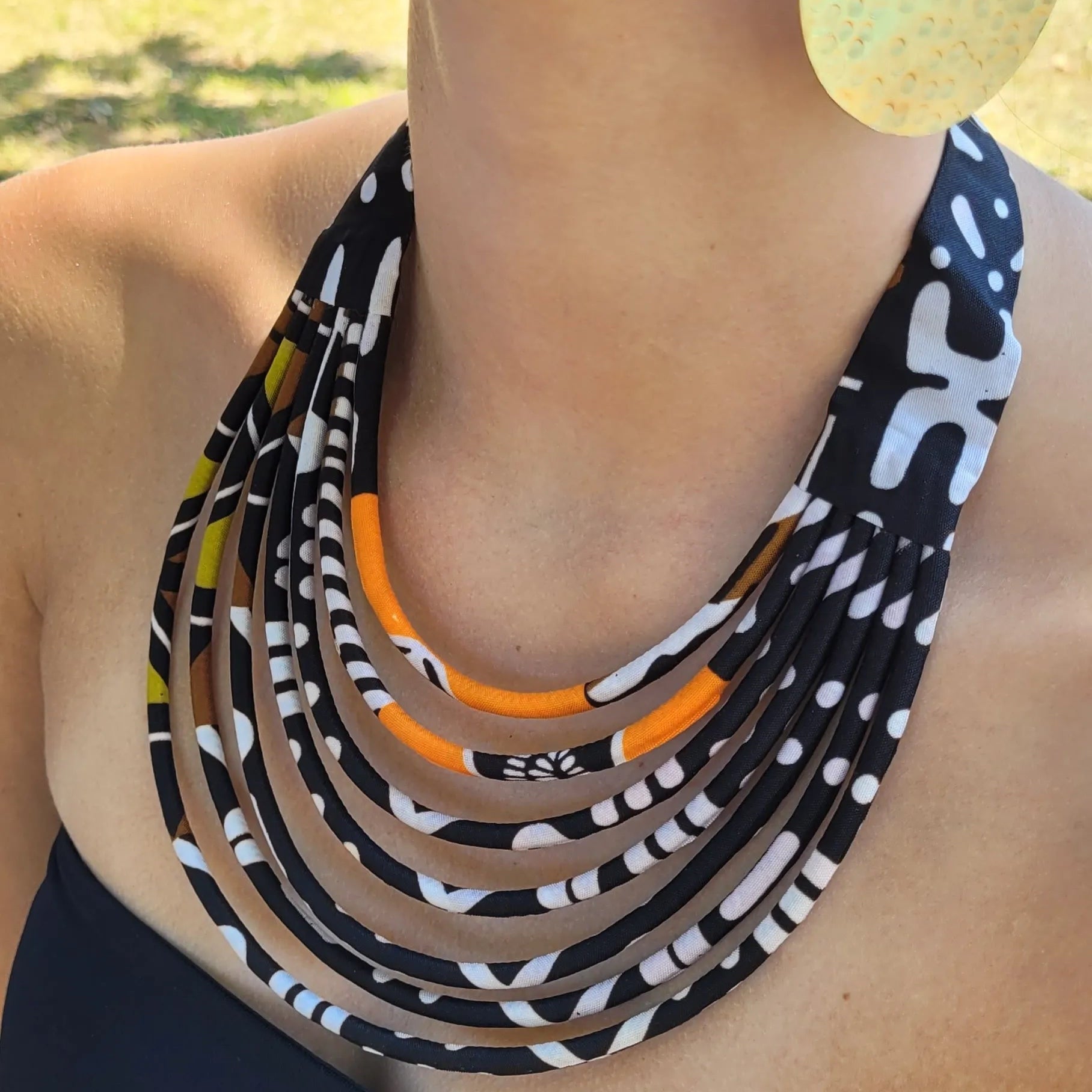 collier en tissu Marieme, un collier ethnique chic en pagne noir et blanc