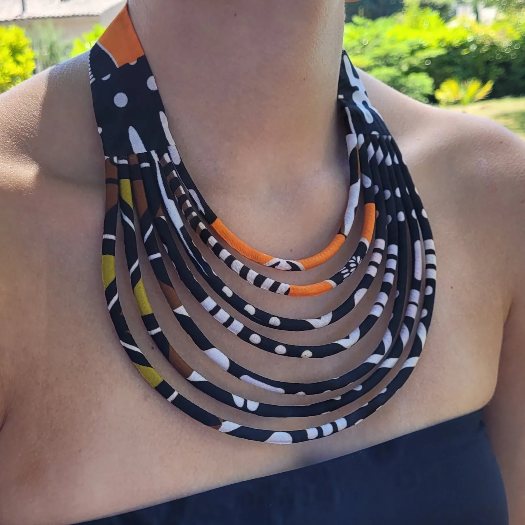 collier en tissu Marieme, un collier ethnique chic fait main à Dakar