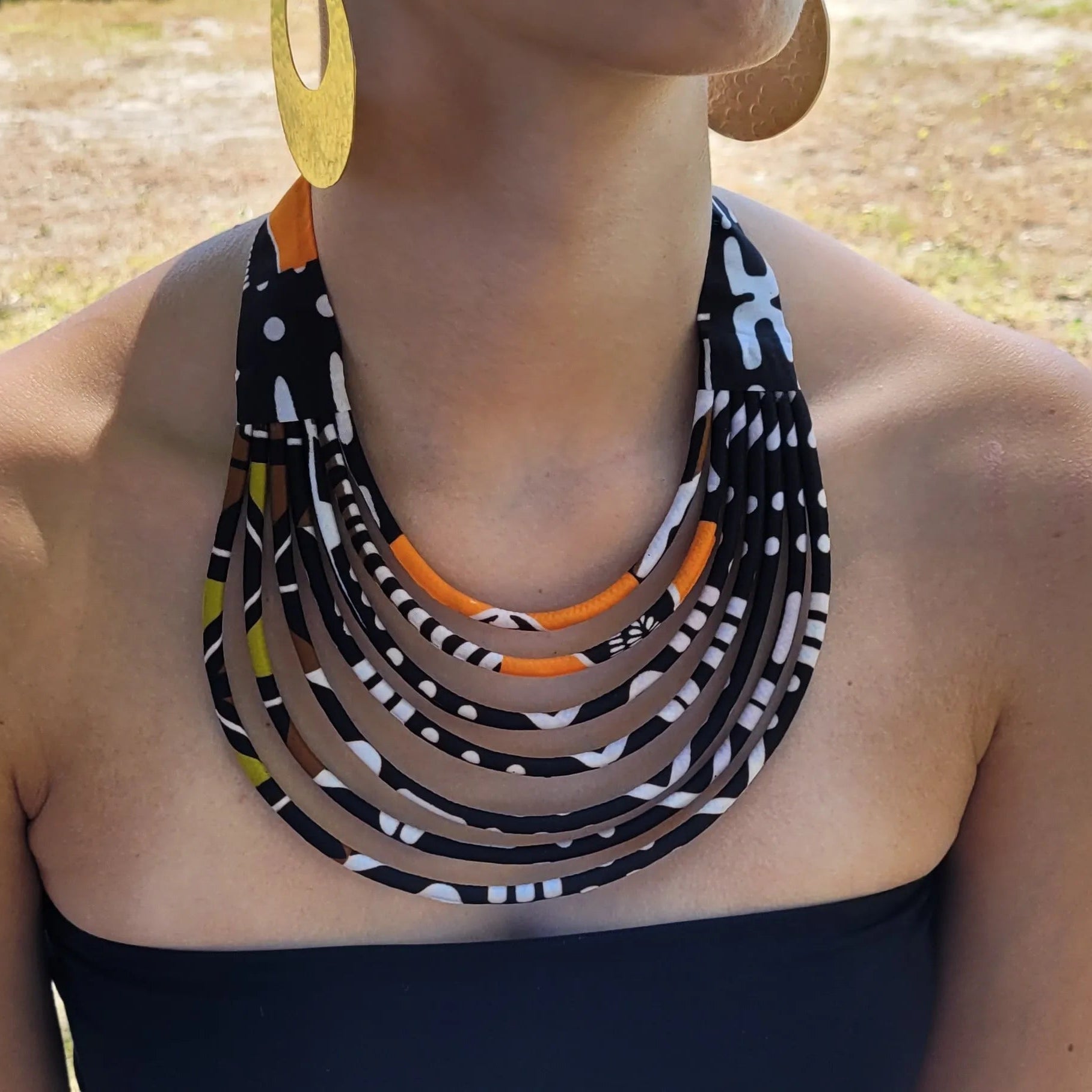 collier en tissu Marieme, un collier ethnique chic composé de sept rangs de cordons recouverts de tissu wax