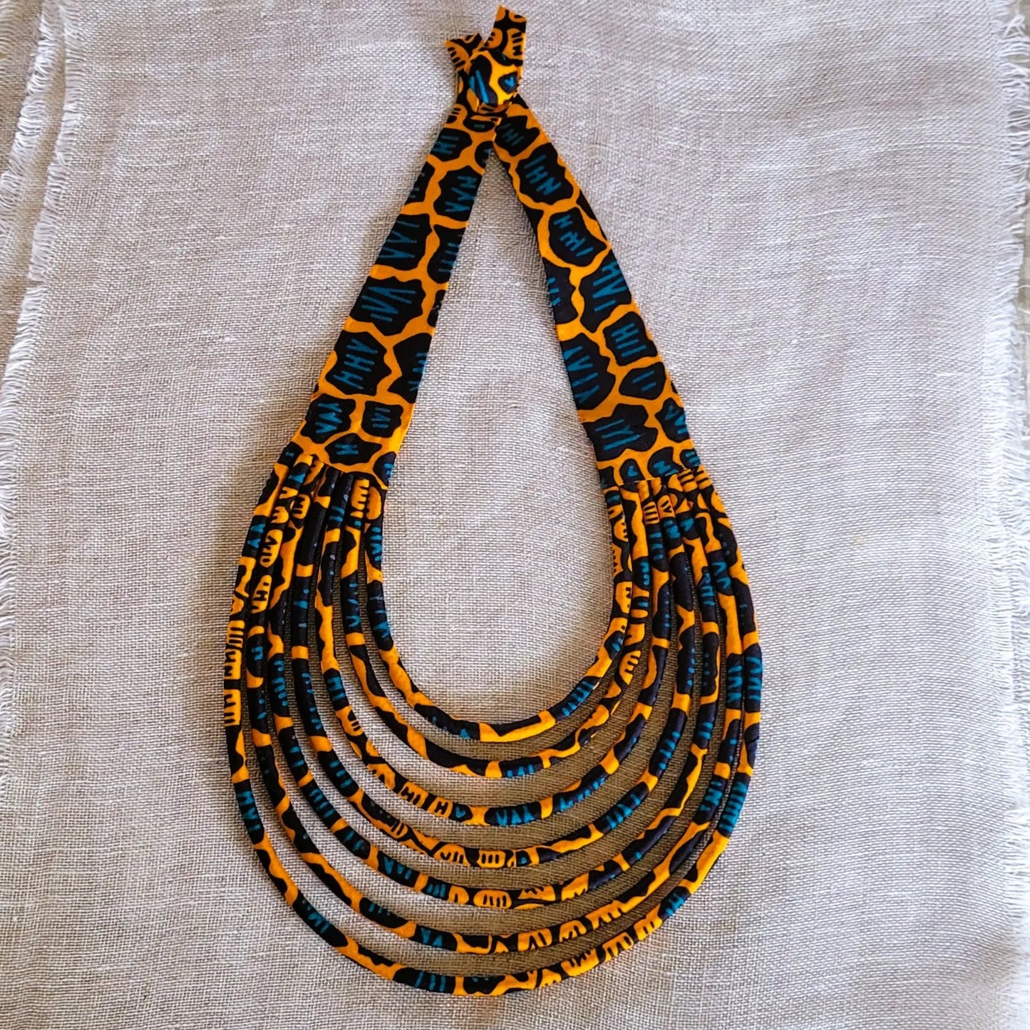 collier en tissu Nabintou, un bijou africain traditionnel fait main à Dakar