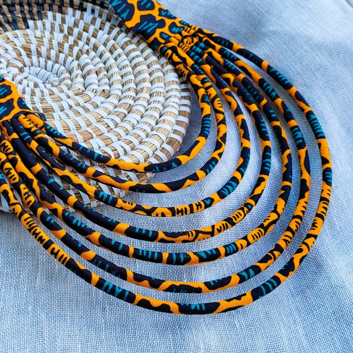 collier en tissu Nabintou, un collier coloré fait main à Dakar
