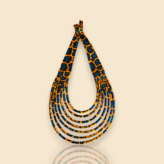 collier en tissu Nabintou, un collier ethnique chic en wax orange, noir et bleu canard