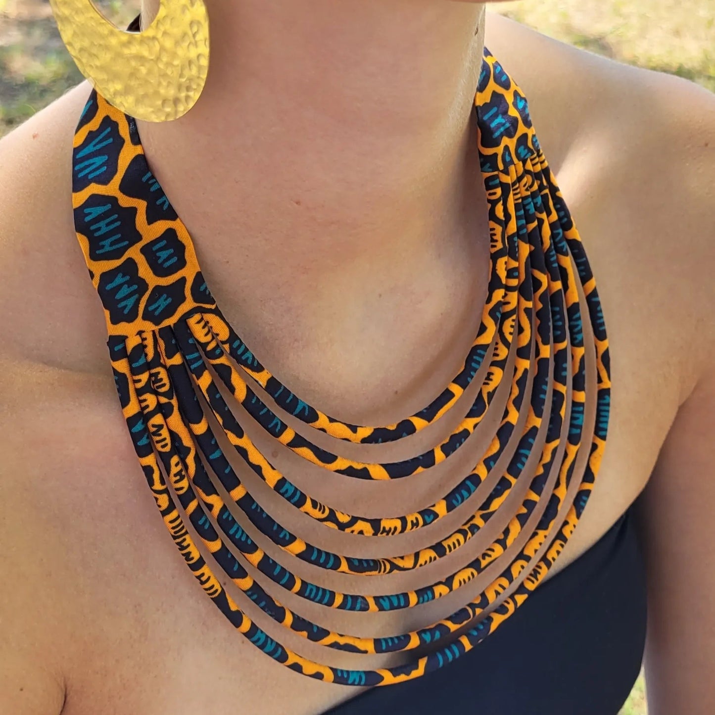 collier en tissu Nabintou, un collier ethnique chic composé de sept rangs de cordons recouverts de tissu wax