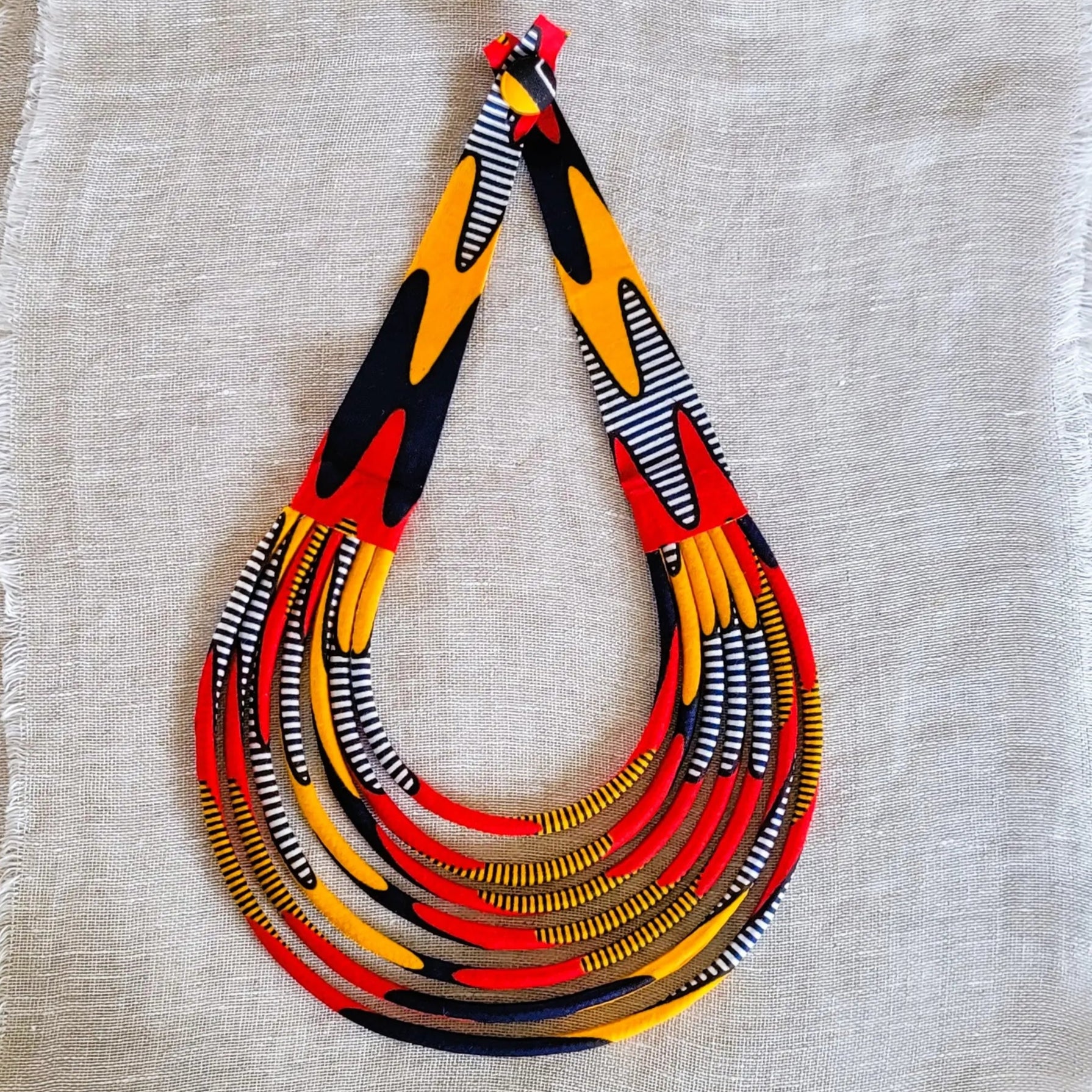 collier en tissu Nabou, un bijou africain traditionnel fait main à Dakar