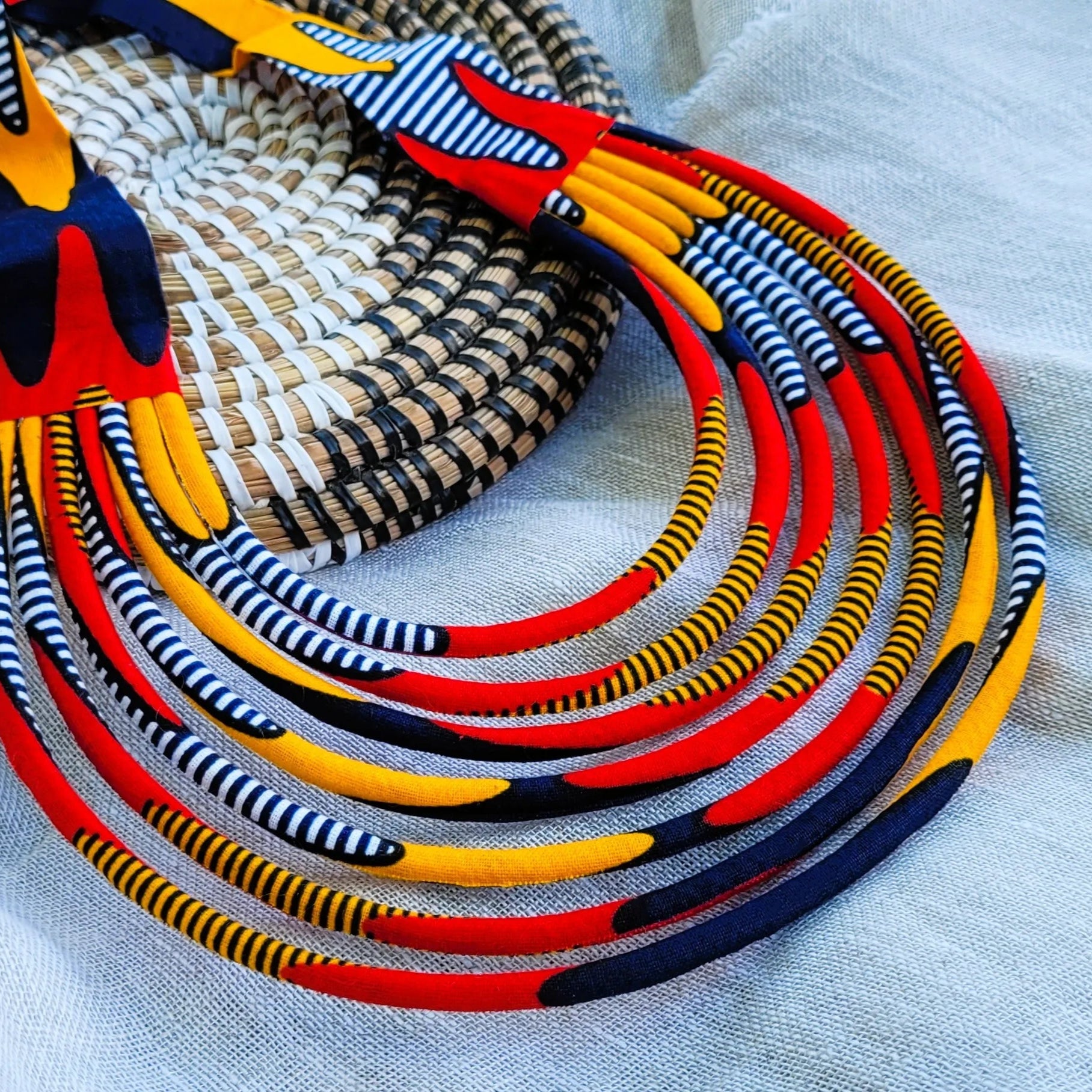 collier en tissu Nabou, un collier coloré fait main à Dakar