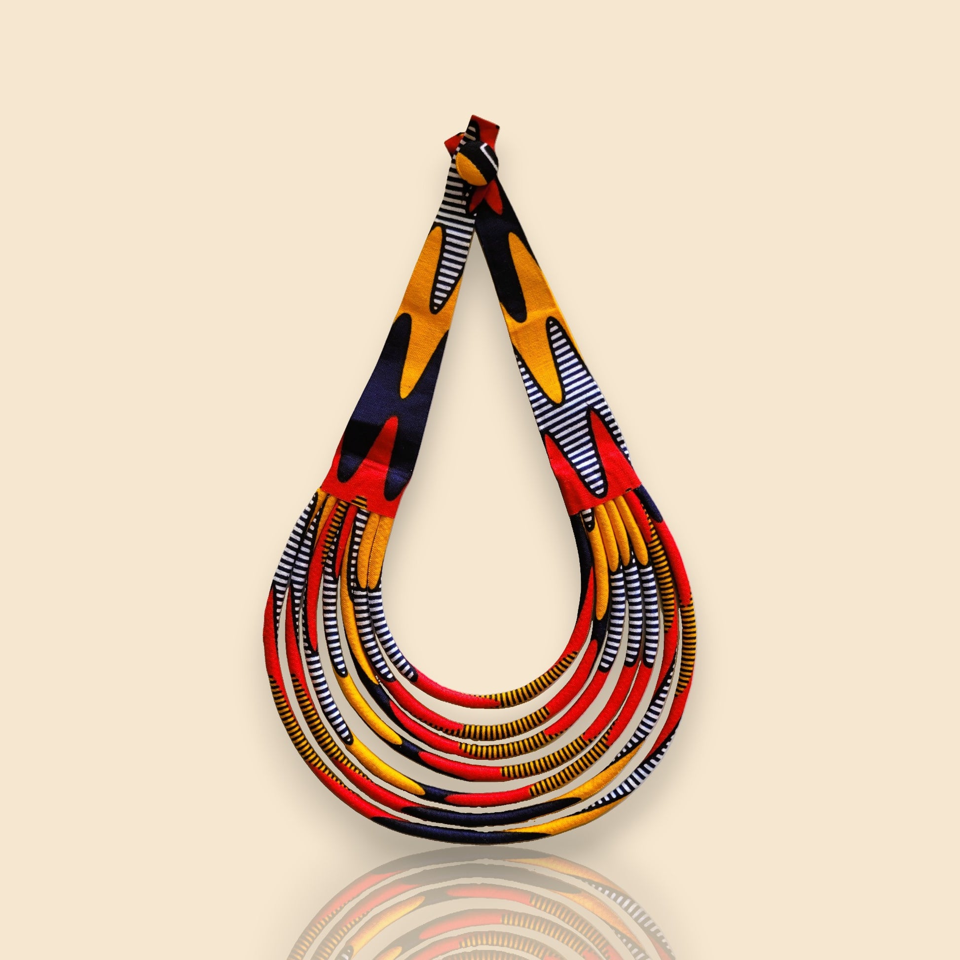 collier en tissu Nabou, un collier ethnique chic en wax rouge, orange, marine et noir