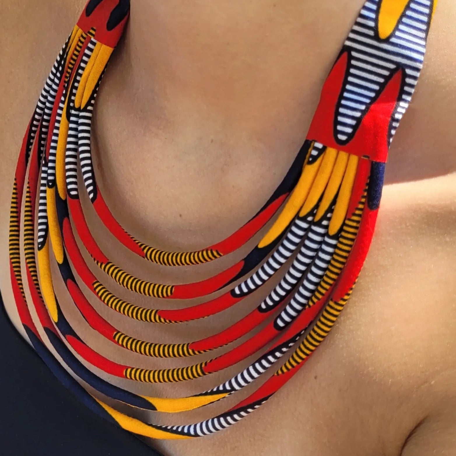 collier en tissu Nabou, un collier ethnique chic en pagne rouge, orange, marine et noir