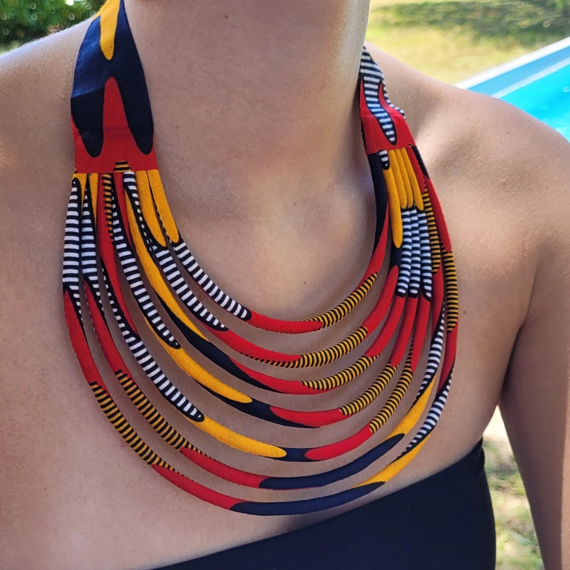 collier en tissu Nabou, un collier ethnique chic composé de sept rangs de cordons recouverts de tissu wax