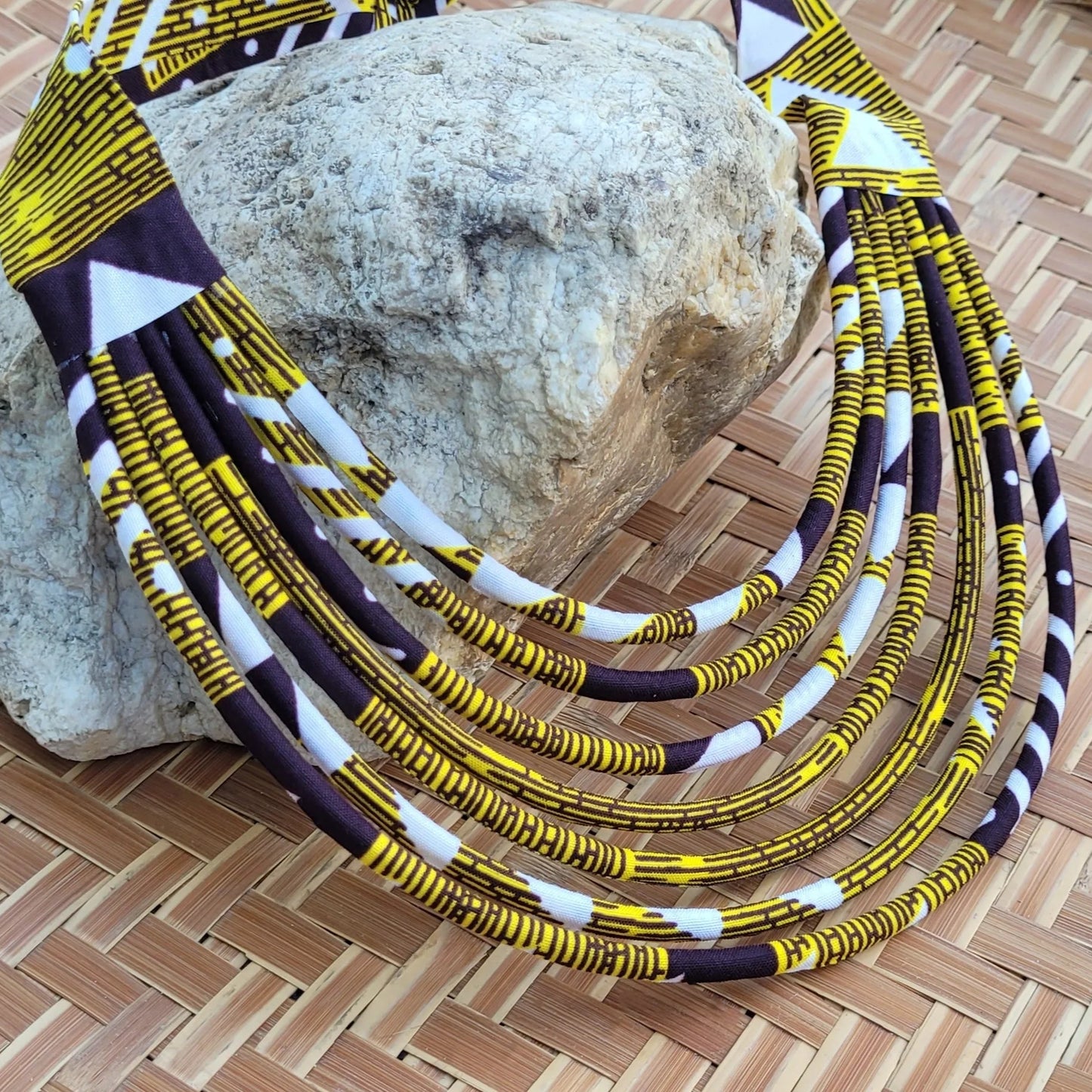 collier en tissu Nafi, un bijou africain traditionnel en wax jaune, marron et crème