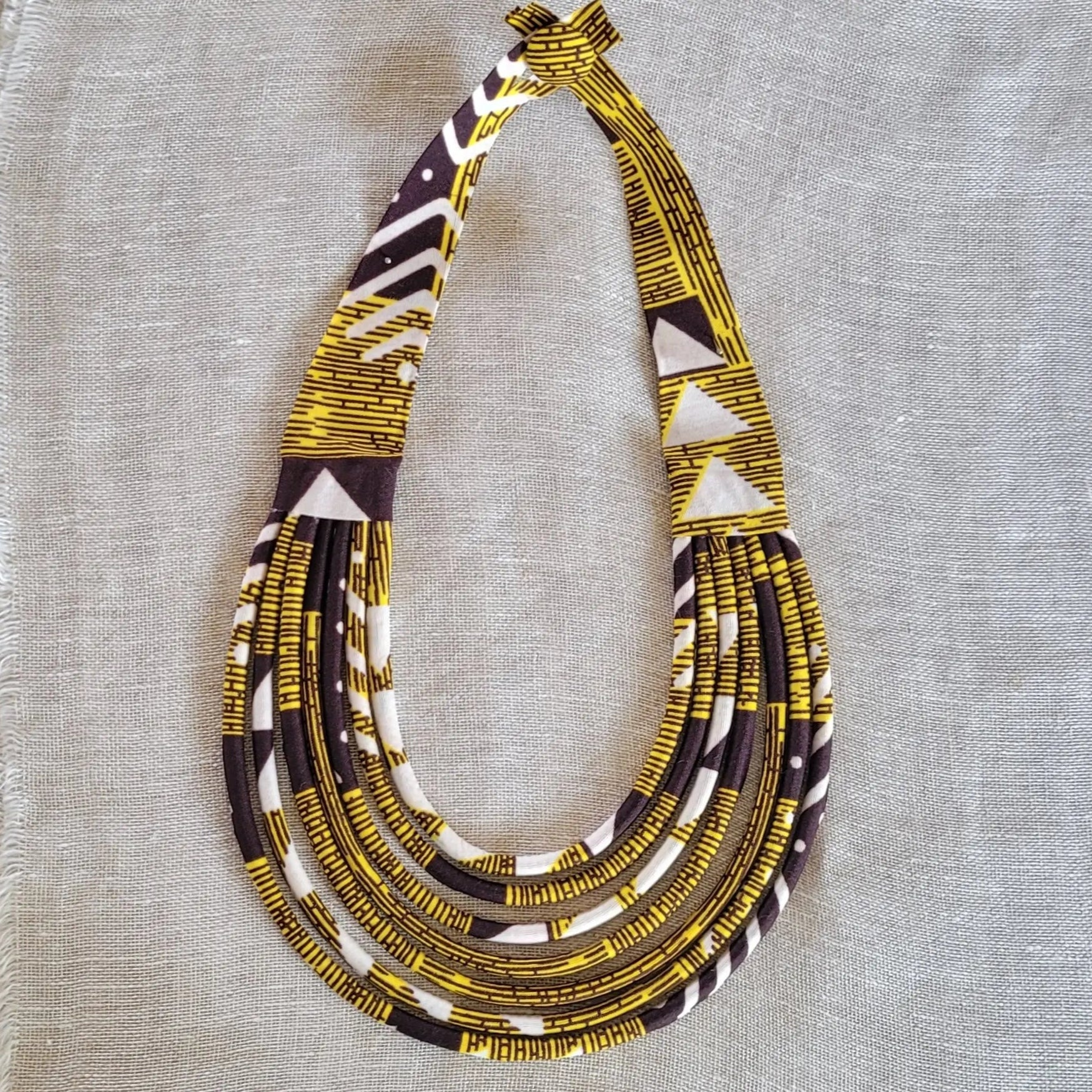 collier en tissu Nafi, un bijou africain traditionnel fait main à Dakar