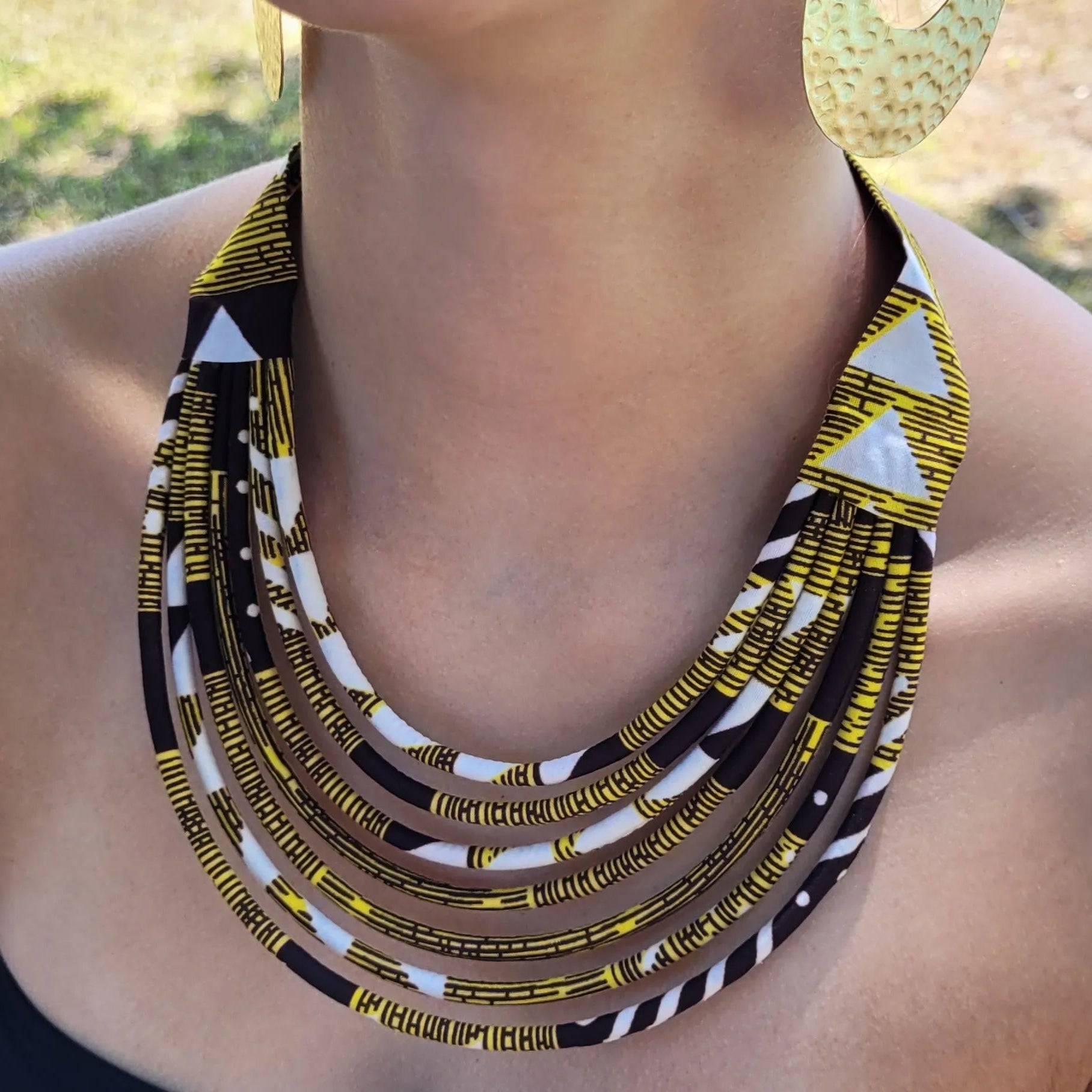 collier en tissu Nafi, un collier coloré en wax jaune, marron et crème