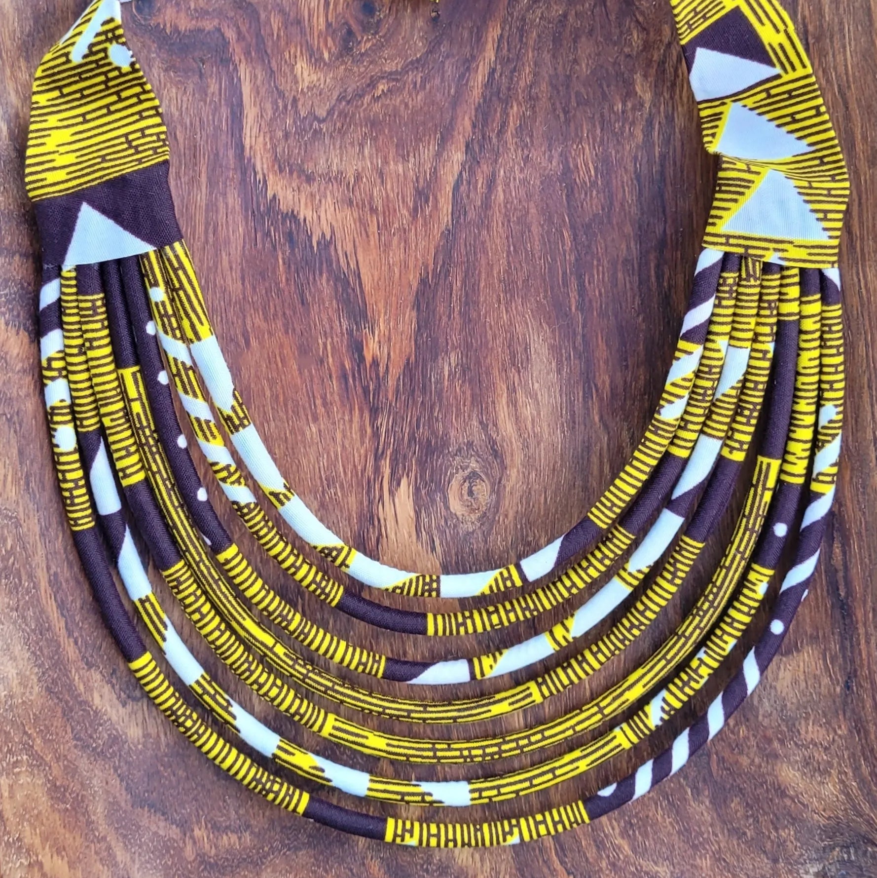 collier en tissu Nafi, un collier coloré en pagne jaune, marron et crème