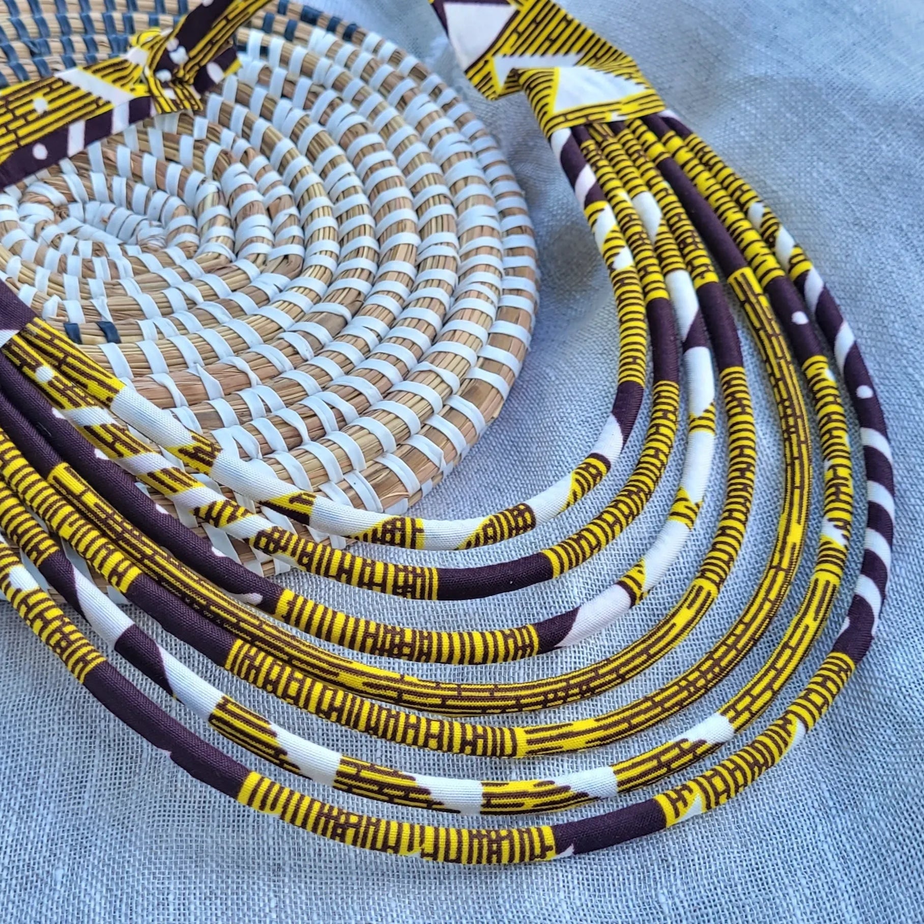 collier en tissu Nafi, un collier coloré fait main à Dakar