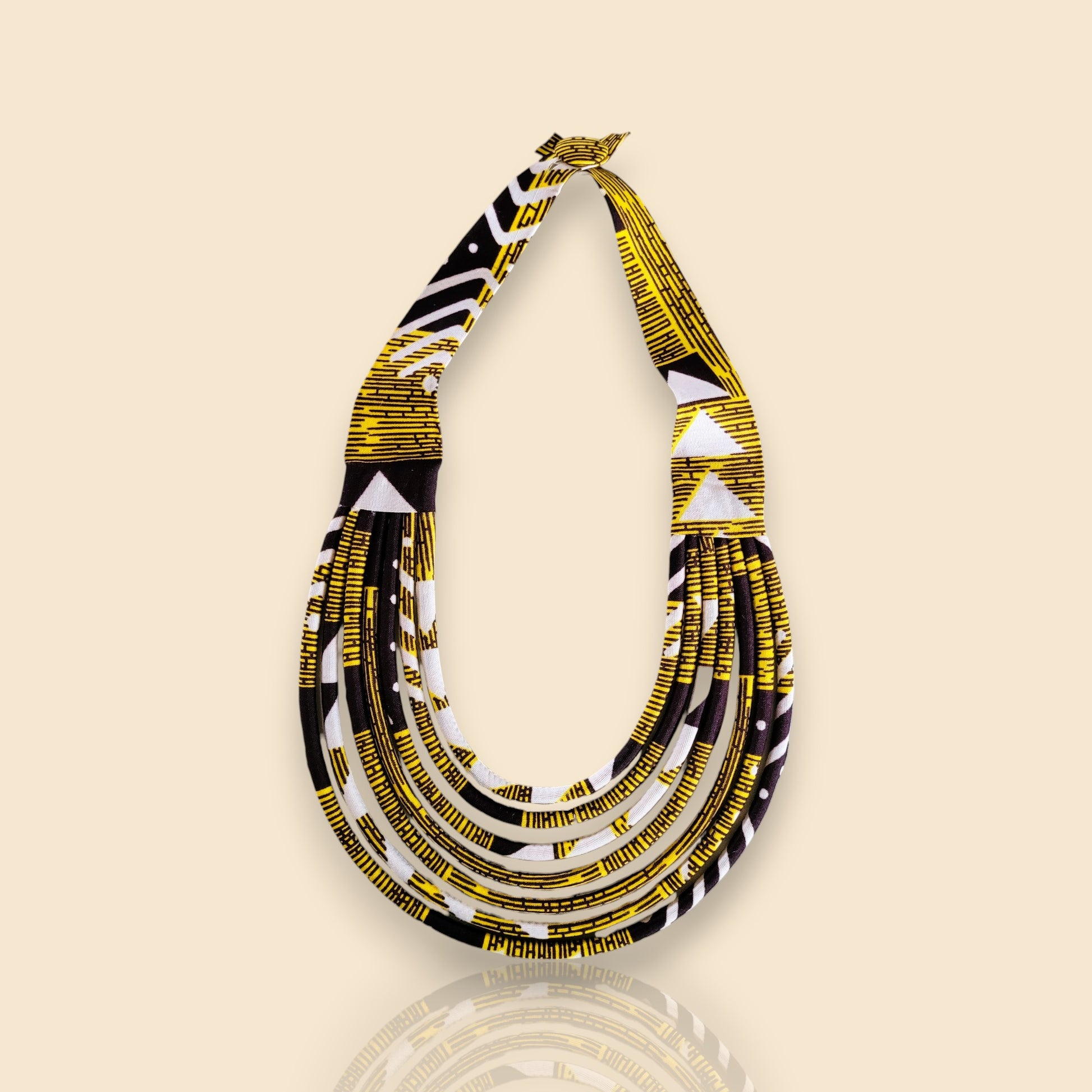 collier en tissu Nafi, un collier ethnique chic en wax jaune, marron et crème