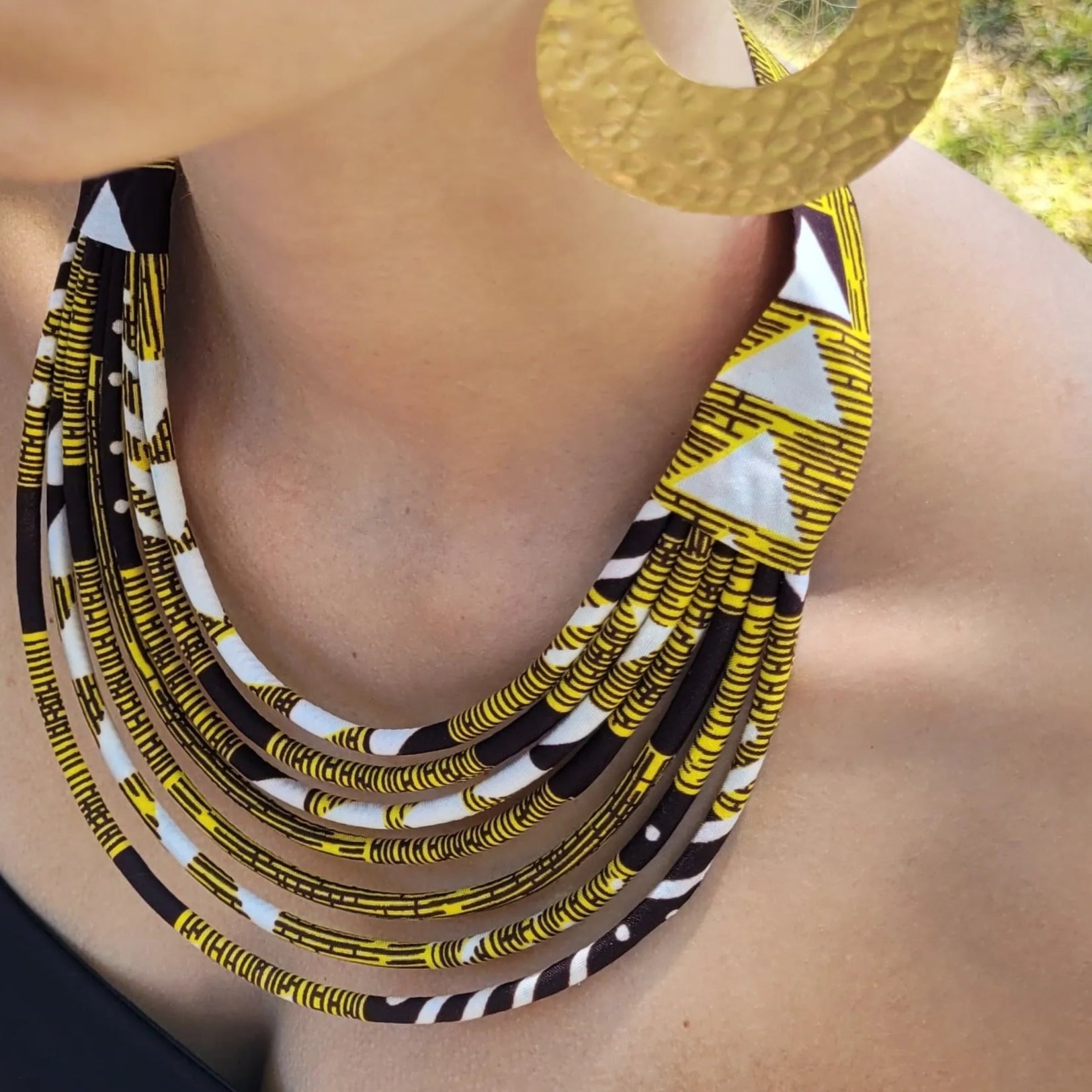 collier en tissu Nafi, un collier ethnique chic en pagne jaune, marron et crème