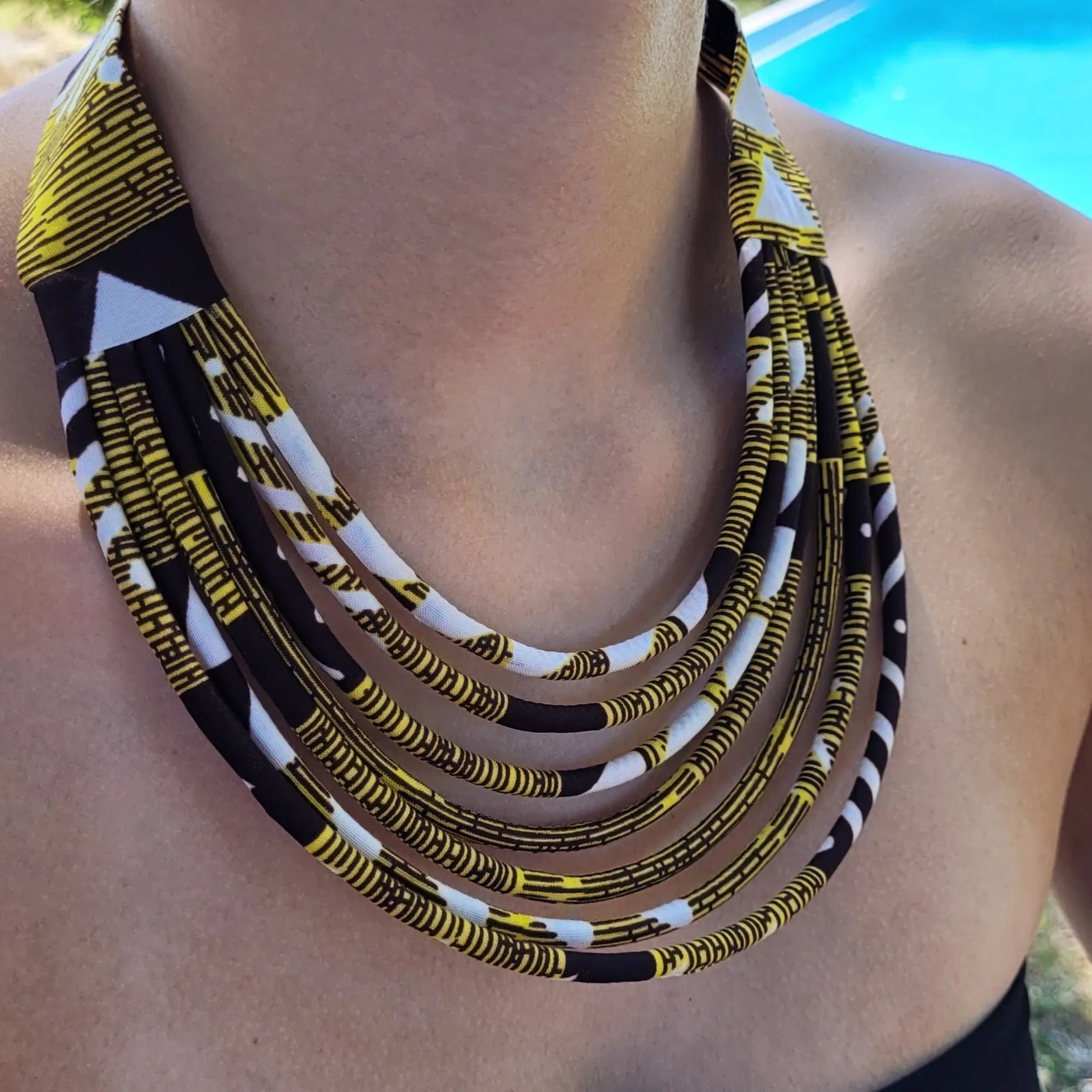 collier en tissu Nafi, un collier ethnique chic composé de sept rangs de cordons recouverts de tissu wax