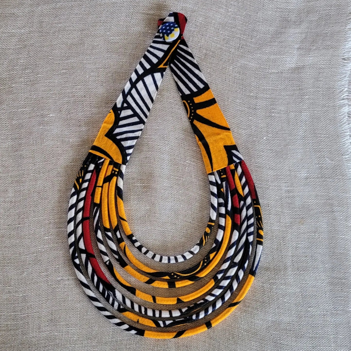 collier en tissu Ndidé, un bijou africain traditionnel fait main à Dakar