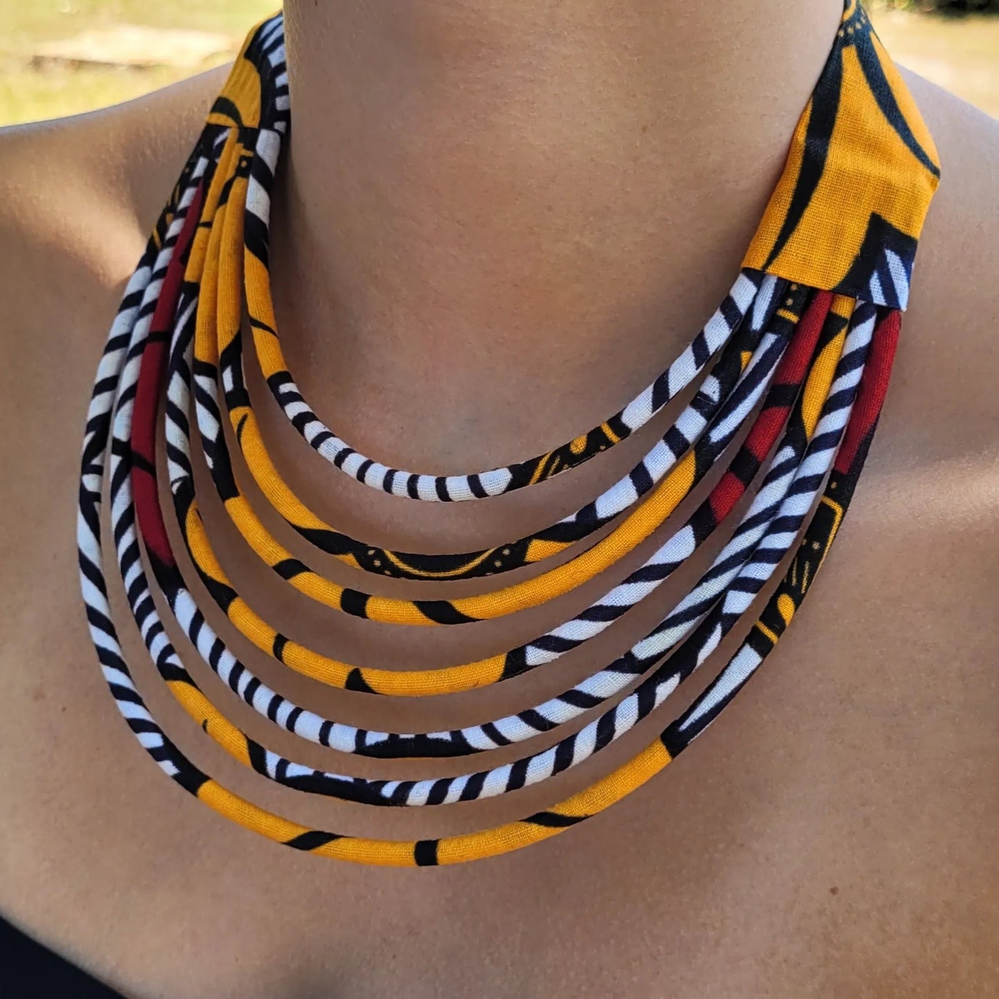collier en tissu Ndidé, un collier coloré en wax orange et blanc