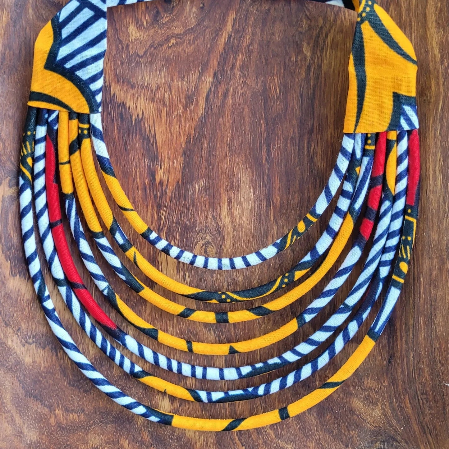 collier en tissu Ndidé, un collier coloré en pagne orange et blanc