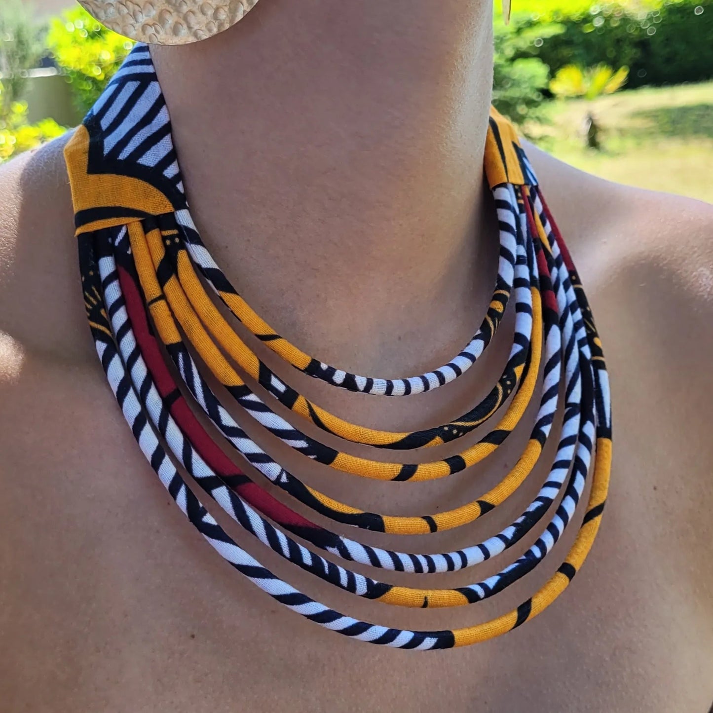 collier en tissu Ndidé, un collier ethnique chic fait main à Dakar