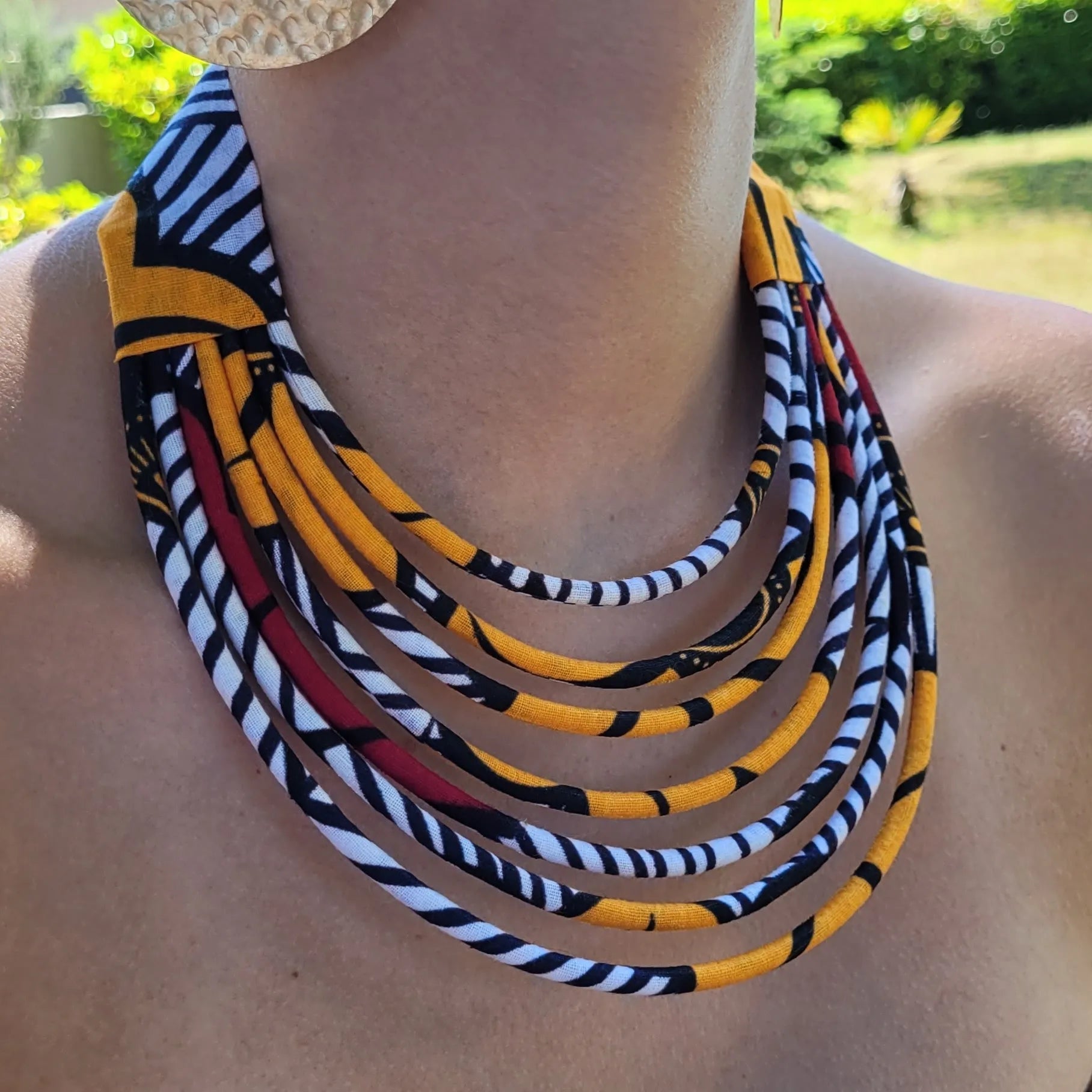 collier en tissu Ndidé, un collier ethnique chic fait main à Dakar