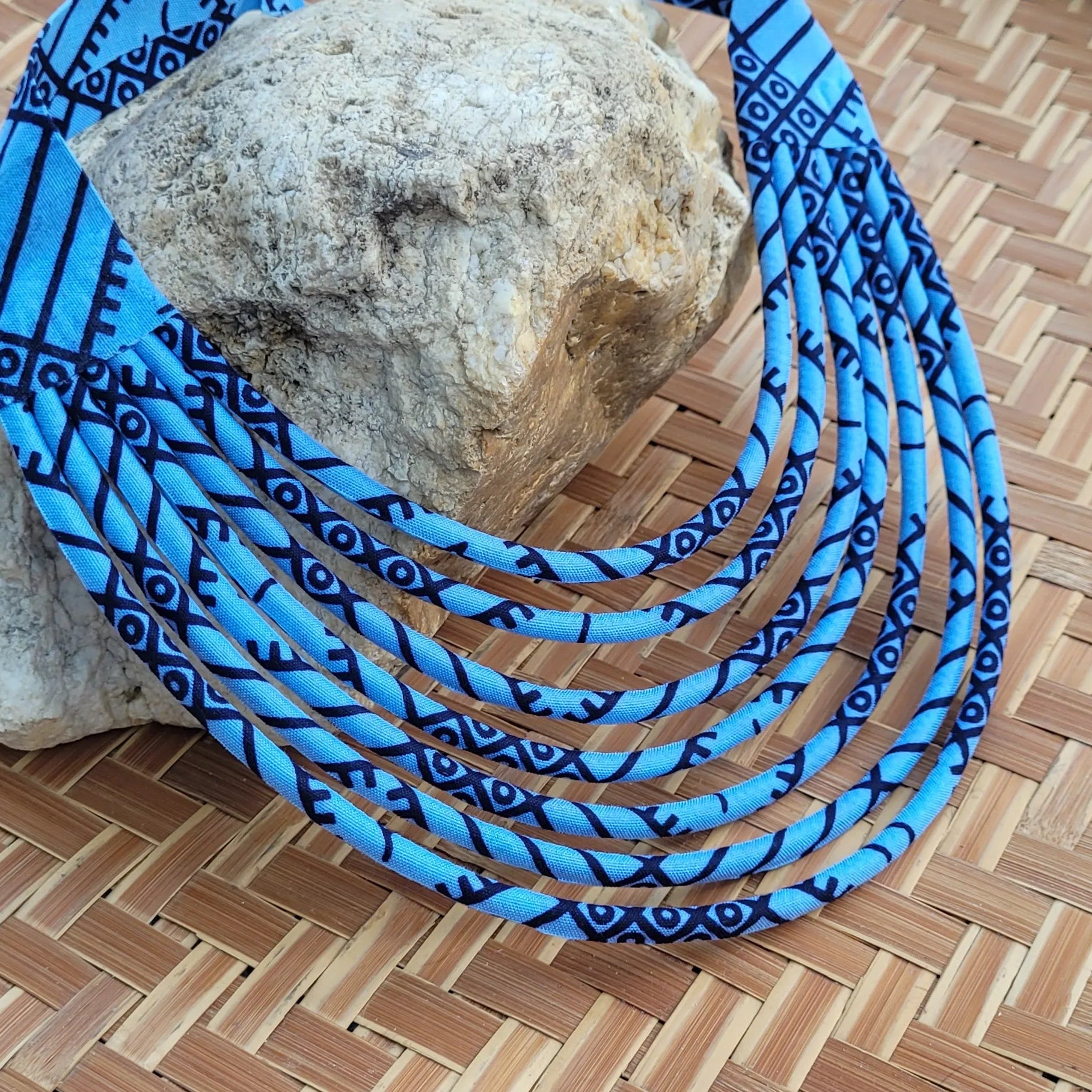 collier en tissu Ngoné, un bijou africain traditionnel en wax bleu gris et noir