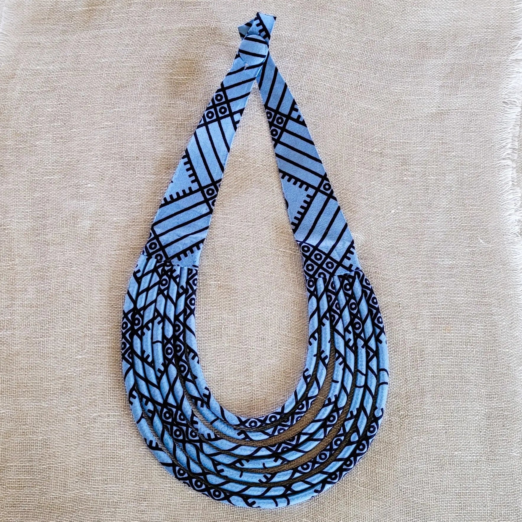 collier en tissu Ngoné, un bijou africain traditionnel fait main à Dakar