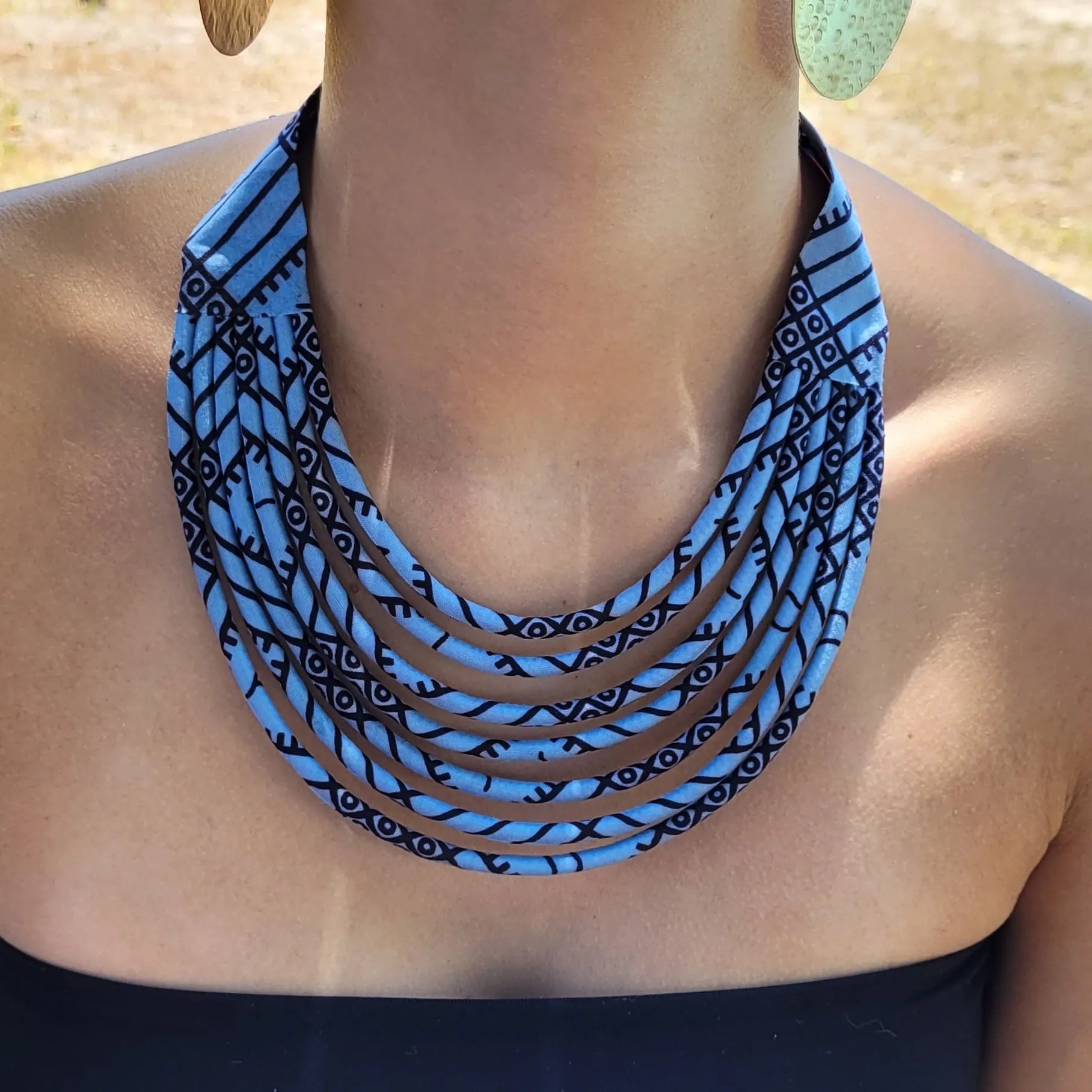 collier en tissu Ngoné, un collier coloré en wax bleu gris et noir
