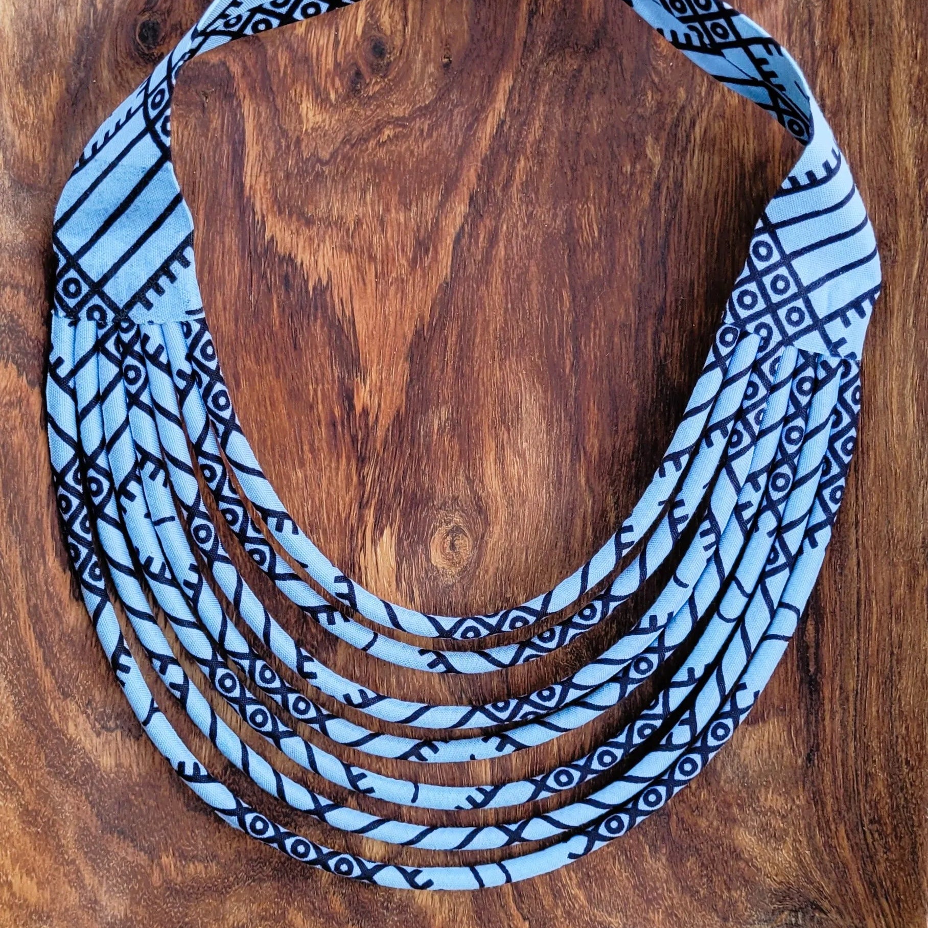 collier en tissu Ngoné, un collier coloré en pagne bleu gris et noir