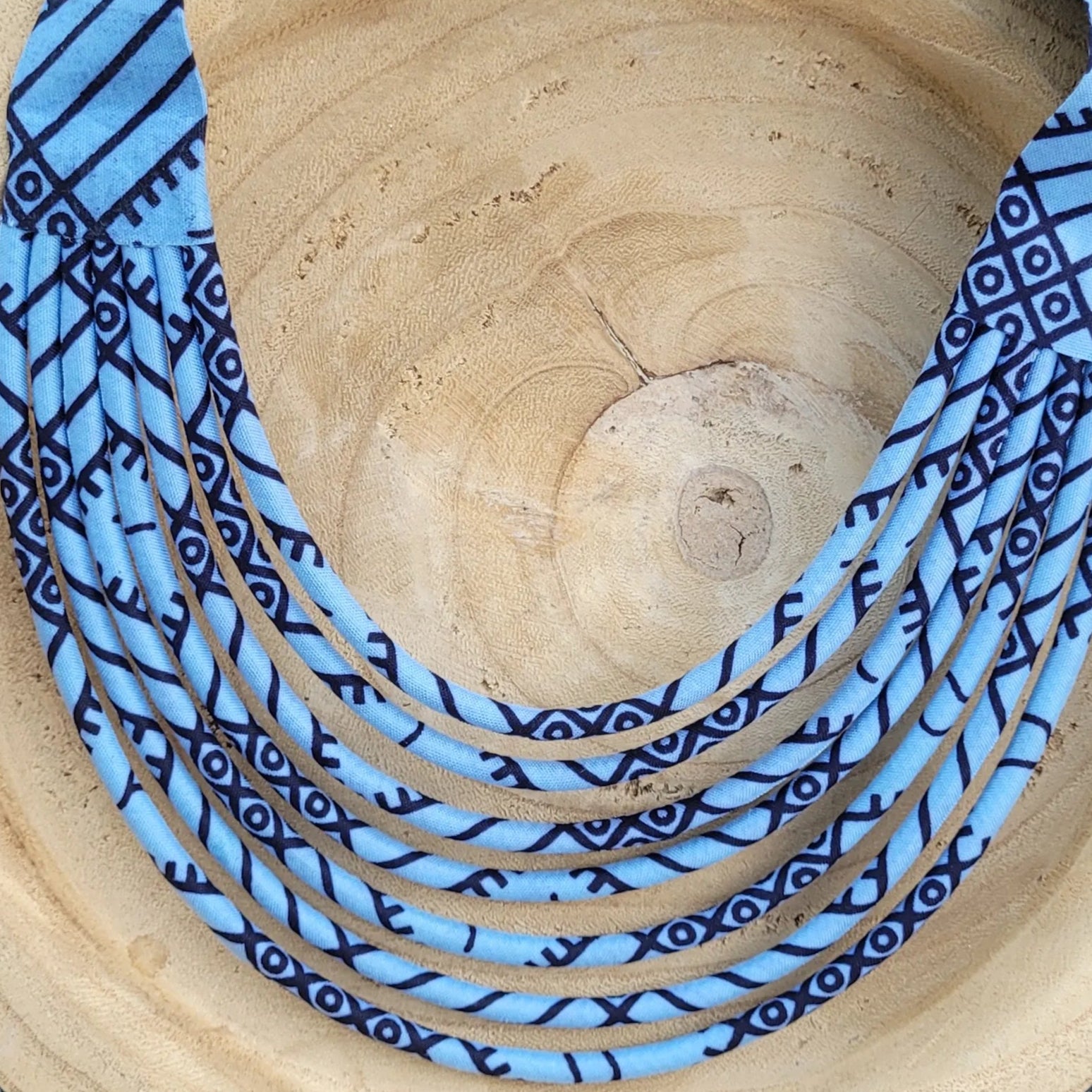 collier en tissu Ngoné, un collier coloré composé de sept rangs de cordons recouverts de tissu wax