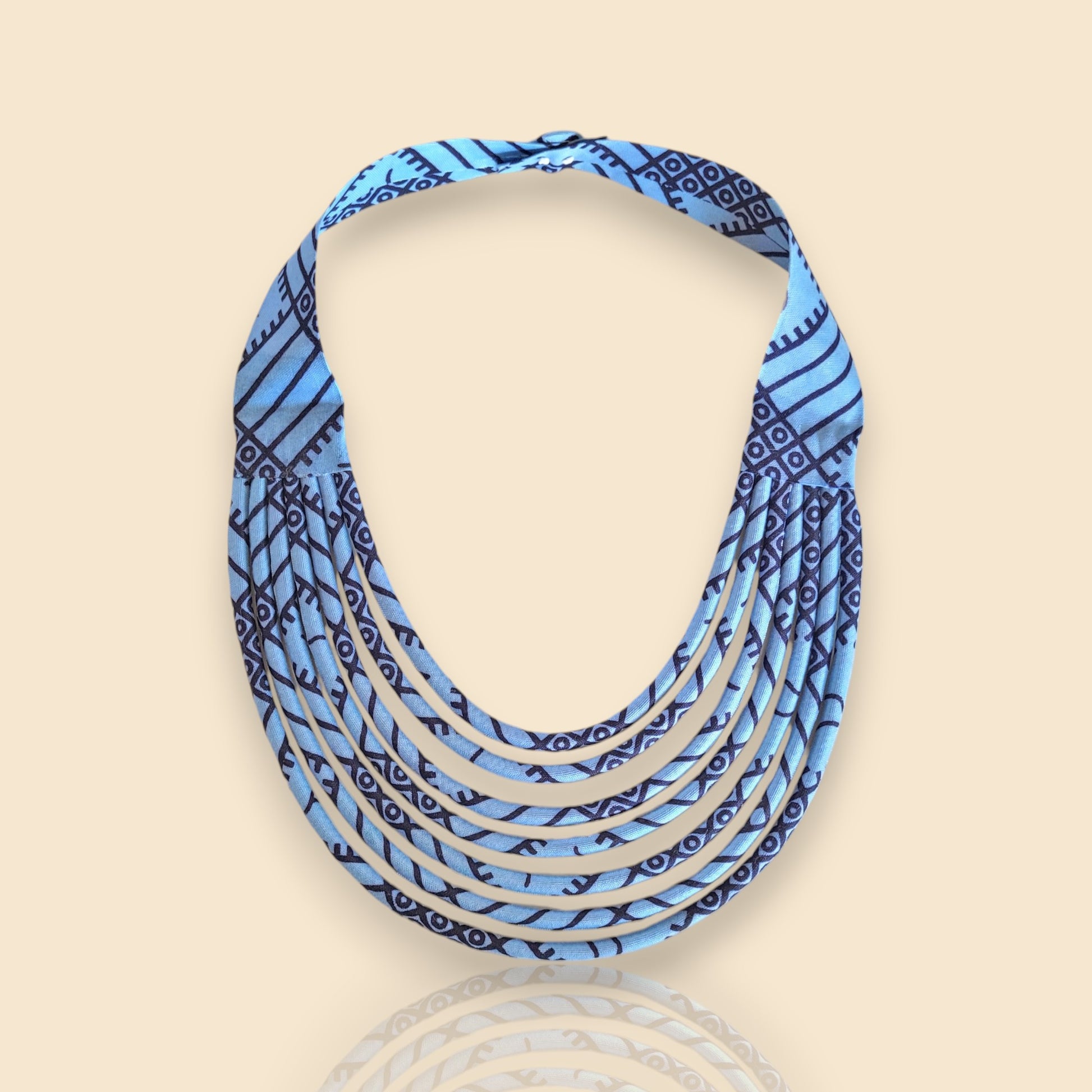 collier en tissu Ngoné, un collier ethnique chic en wax bleu gris et noir