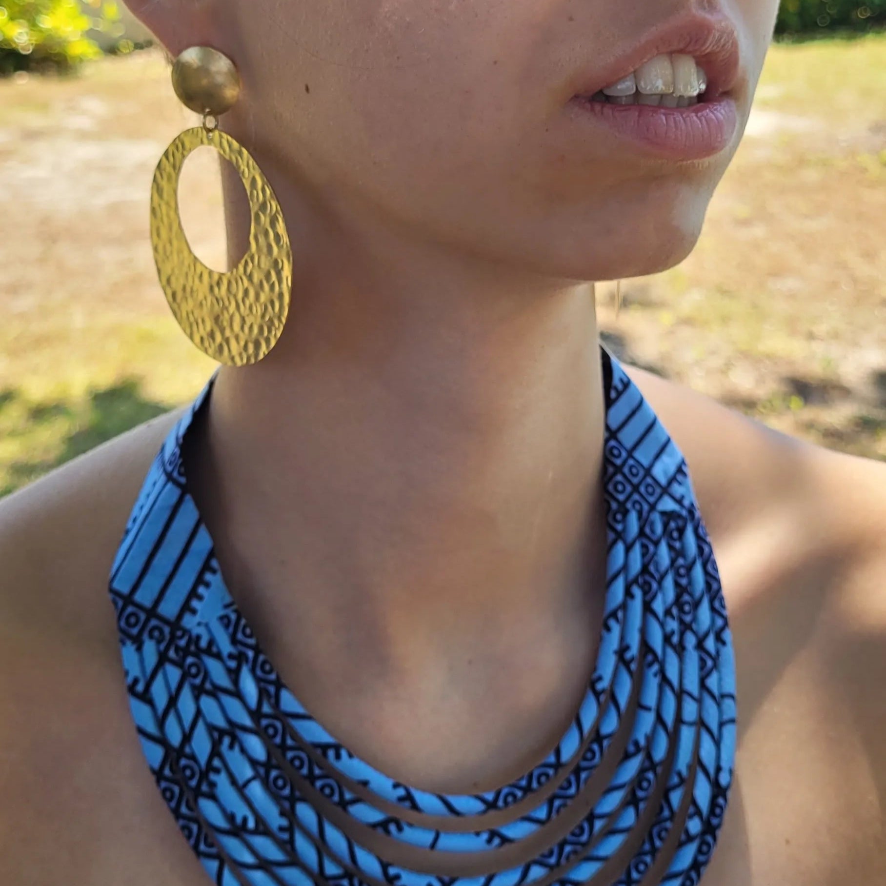 collier en tissu Ngoné, un collier ethnique chic fait main à Dakar