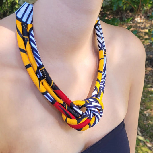 collier en tissu Rokhaya, un collier coloré en wax aux nuances chaleureuses et contrastées