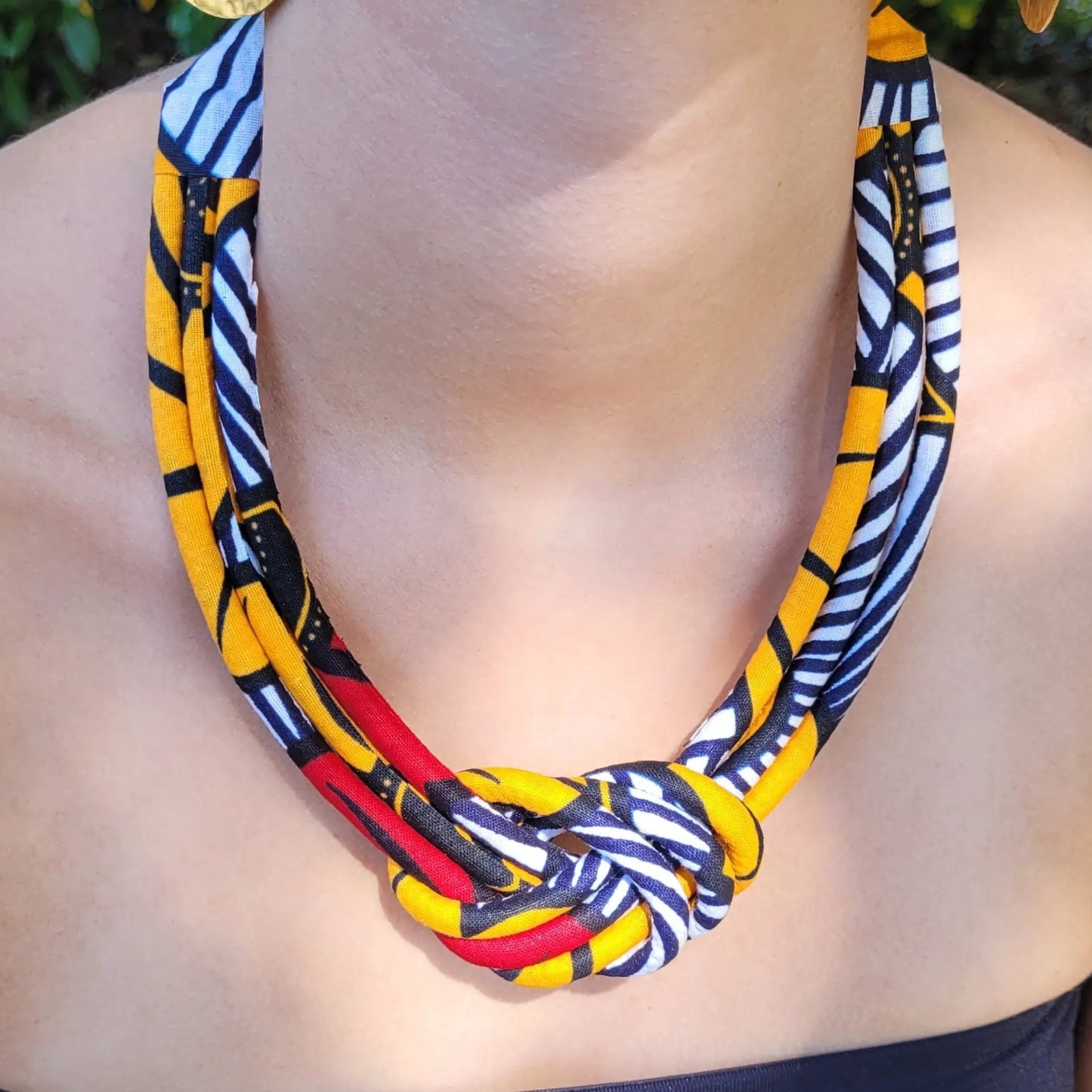 collier en tissu Rokhaya, un collier ethnique chic en pagne formant un nœud